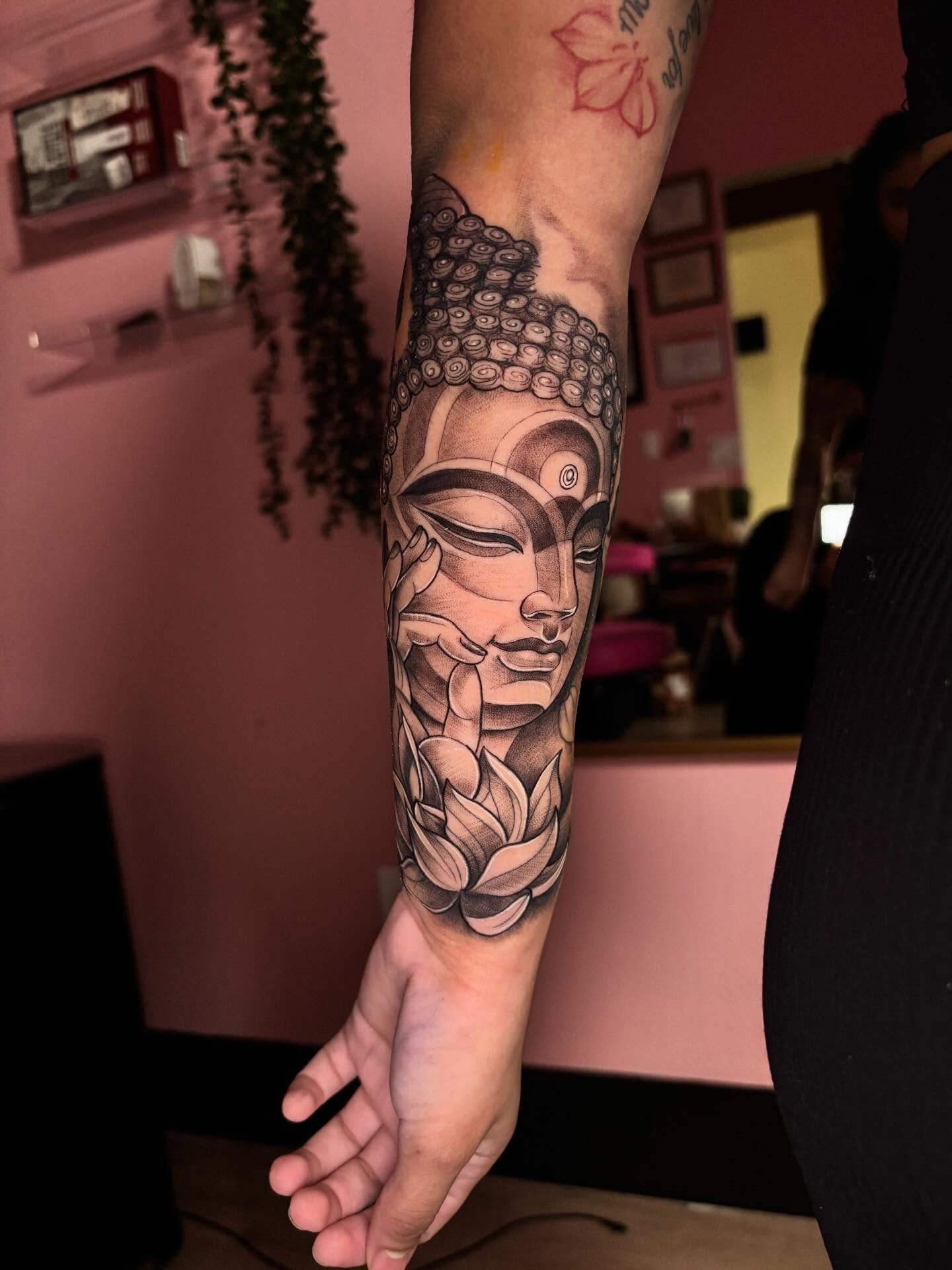 Buddha head realism tattoo on the forearm by ★𝔗𝔞𝔱𝔱𝔬𝔬𝔰 𝔟𝔶 𝔗𝔢𝔞𝔙𝔞𝔫𝔊𝔬𝔤𝔥 ★