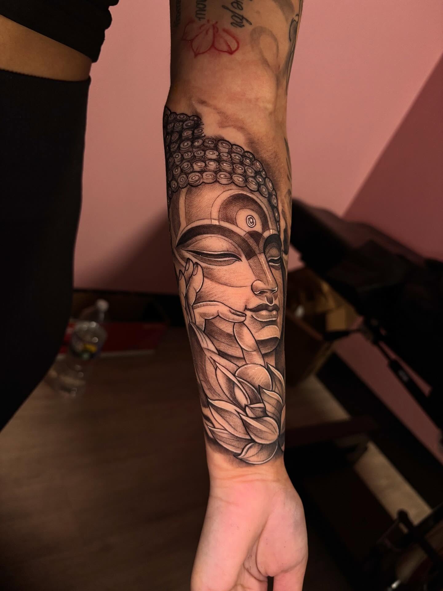 Buddha head realism tattoo on the forearm by ★𝔗𝔞𝔱𝔱𝔬𝔬𝔰 𝔟𝔶 𝔗𝔢𝔞𝔙𝔞𝔫𝔊𝔬𝔤𝔥 ★