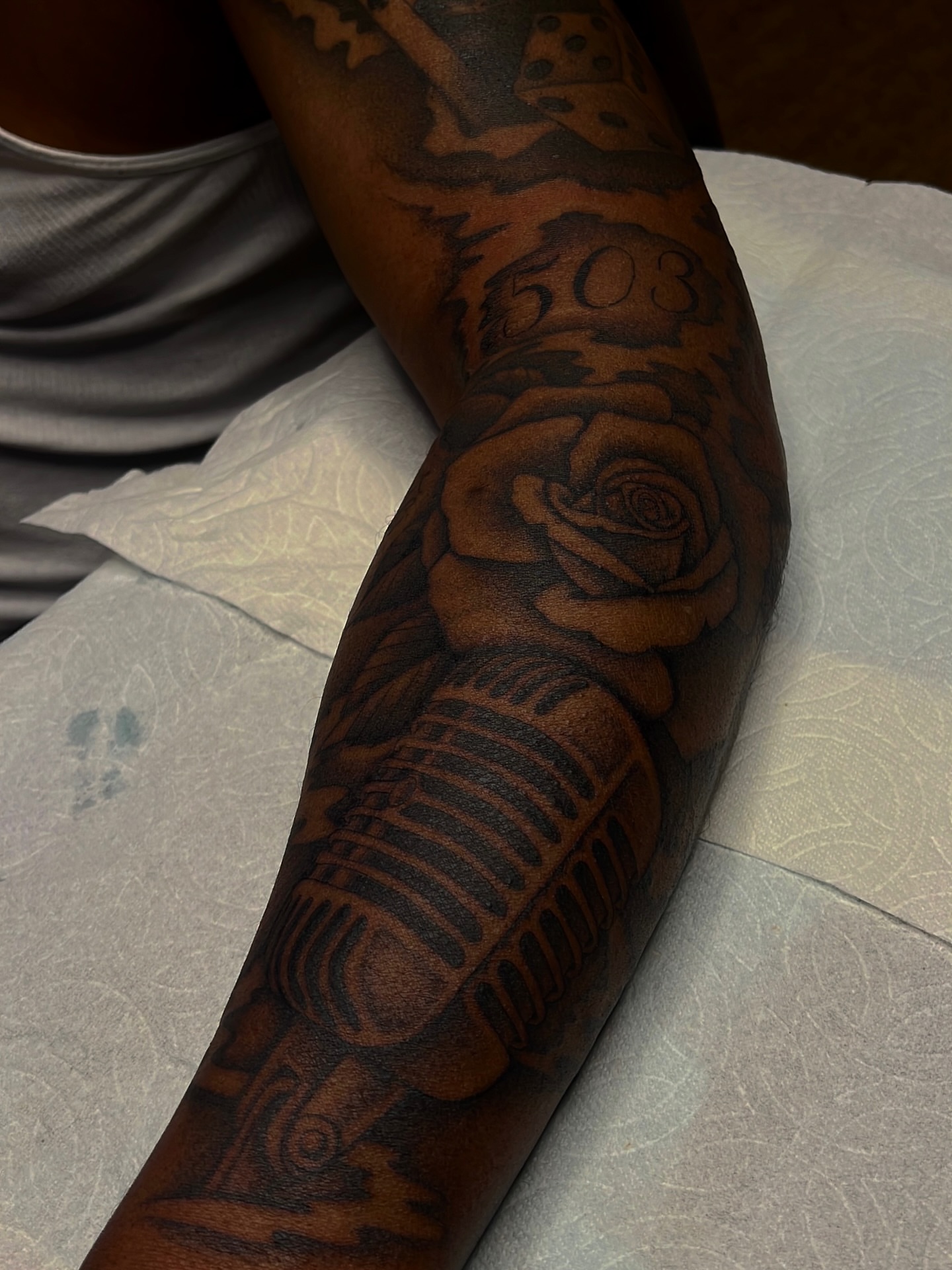 Mechanical engine and rose realism tattoo on the forearm by David Delacruz
