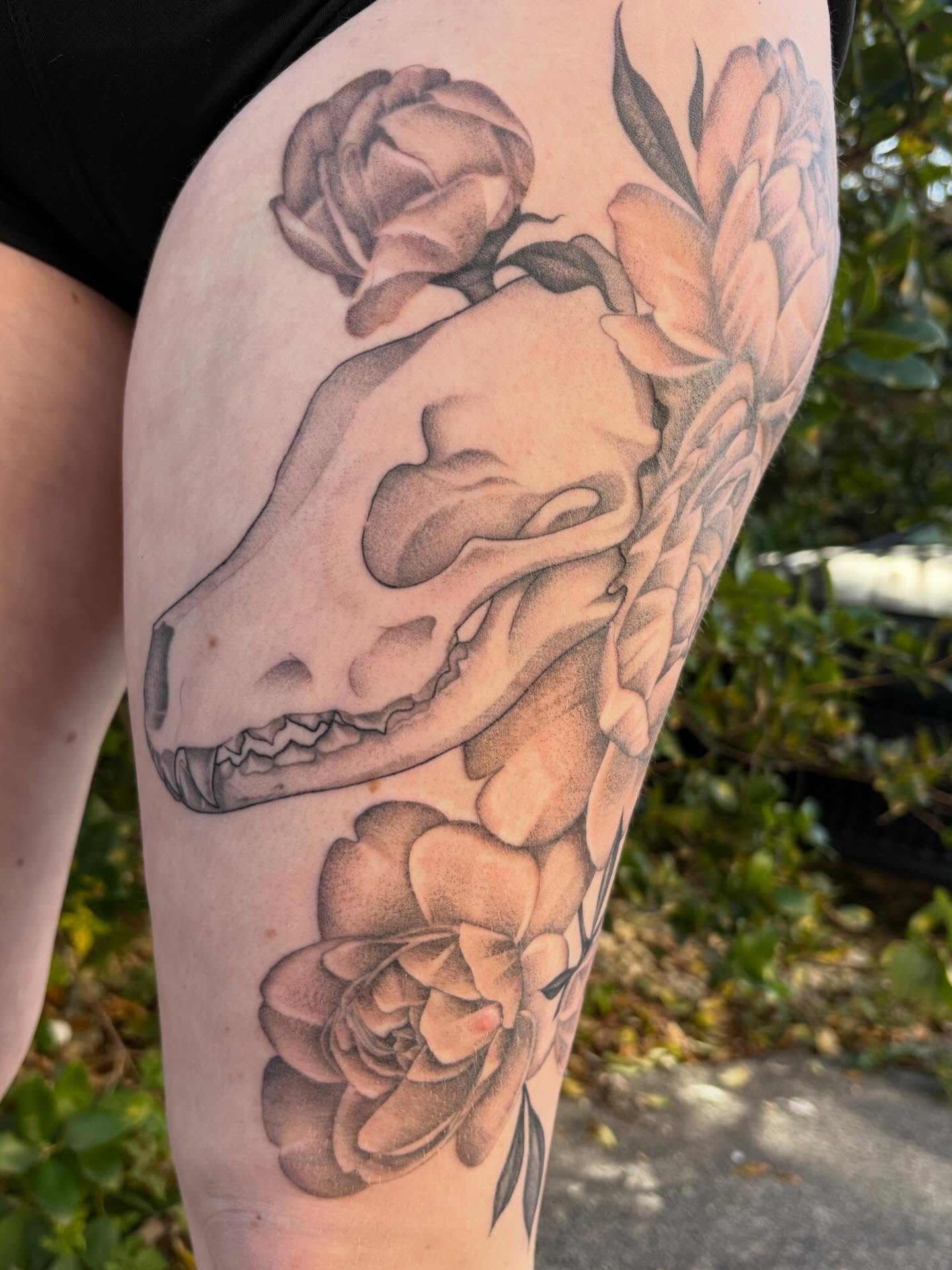 Skull and roses realism tattoo on the thigh by Miami Tattoo Artist π Mel Carrasco