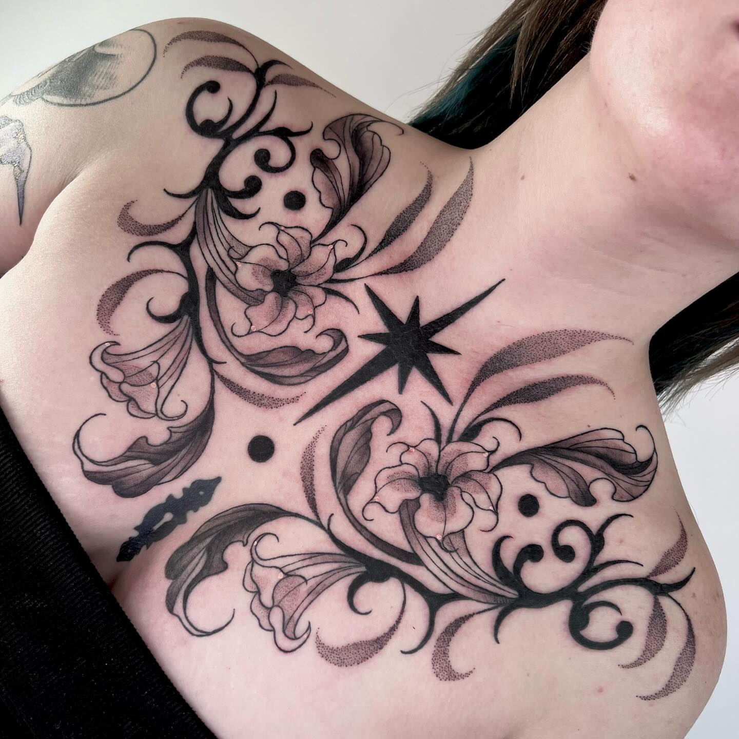 Floral and star design ornamental tattoo on the shoulder by 𝔓𝔢𝔞𝔠𝔥𝔶 𝔄𝔫𝔰𝔩𝔢𝔶