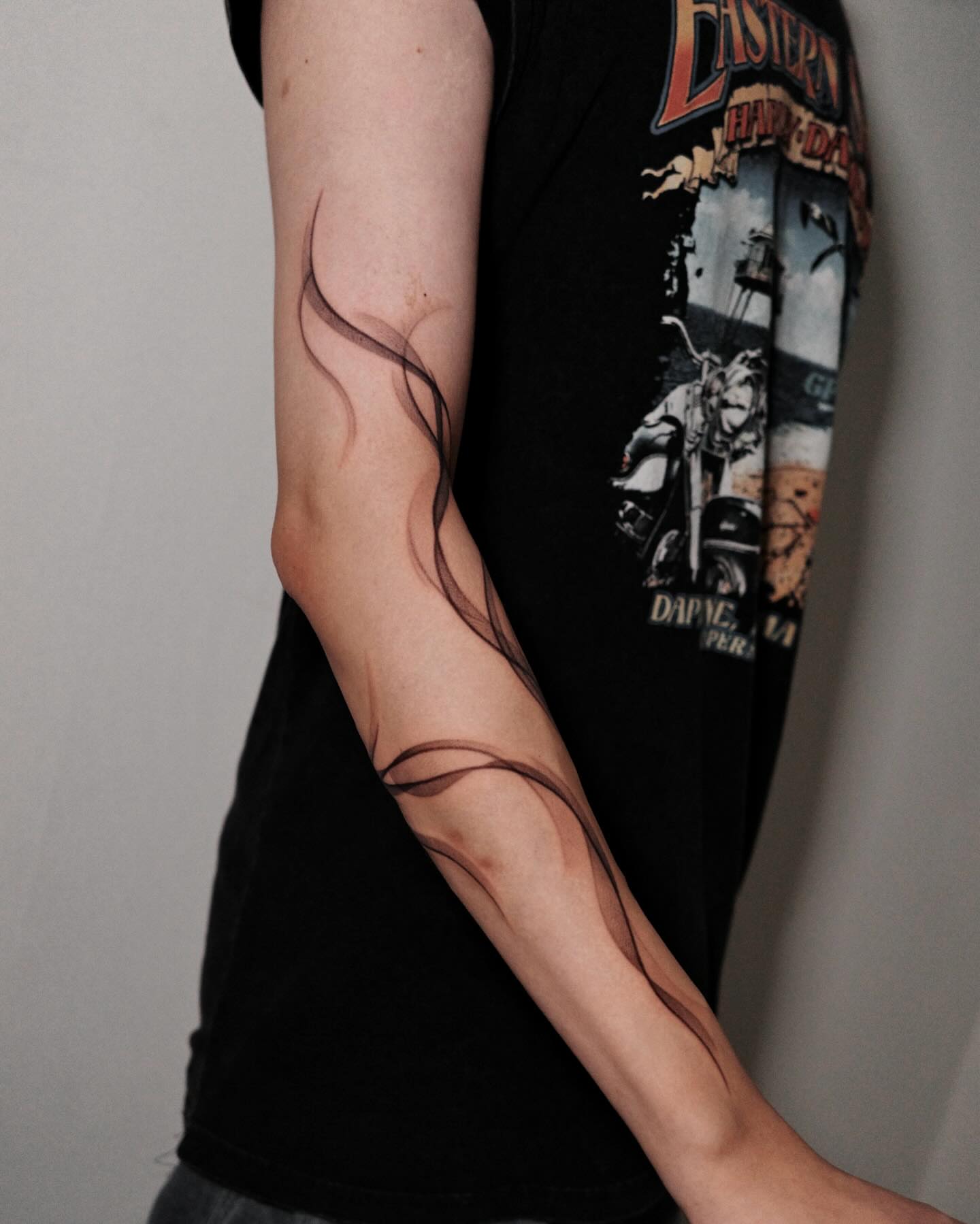 Abstract lines black and grey tattoo on the forearm by Chou 周哲｜抽象｜流體｜筆刷
