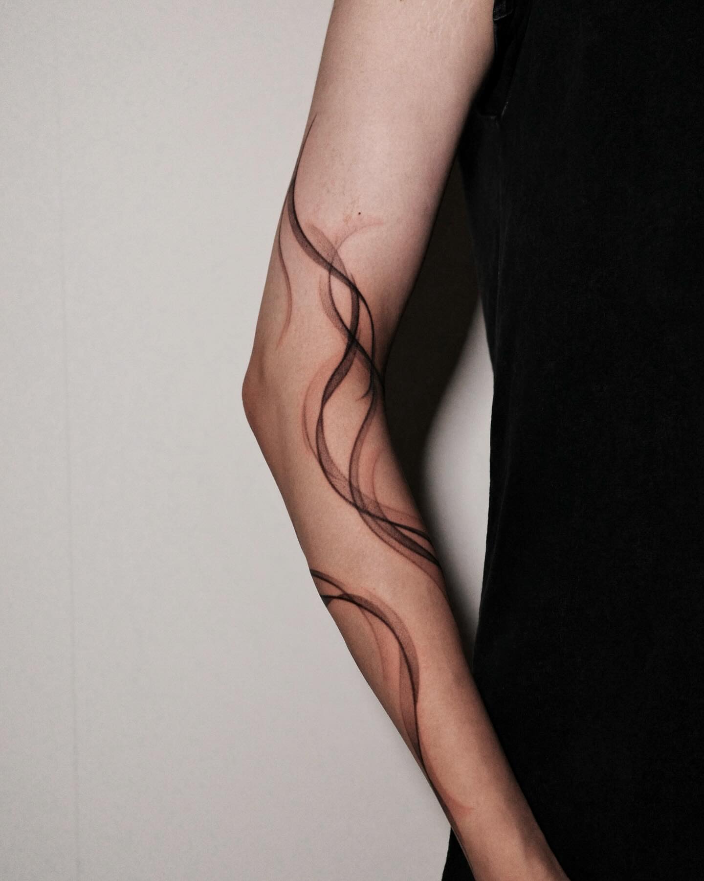 Wave fine line tattoo on the forearm by Chou 周哲｜抽象｜流體｜筆刷