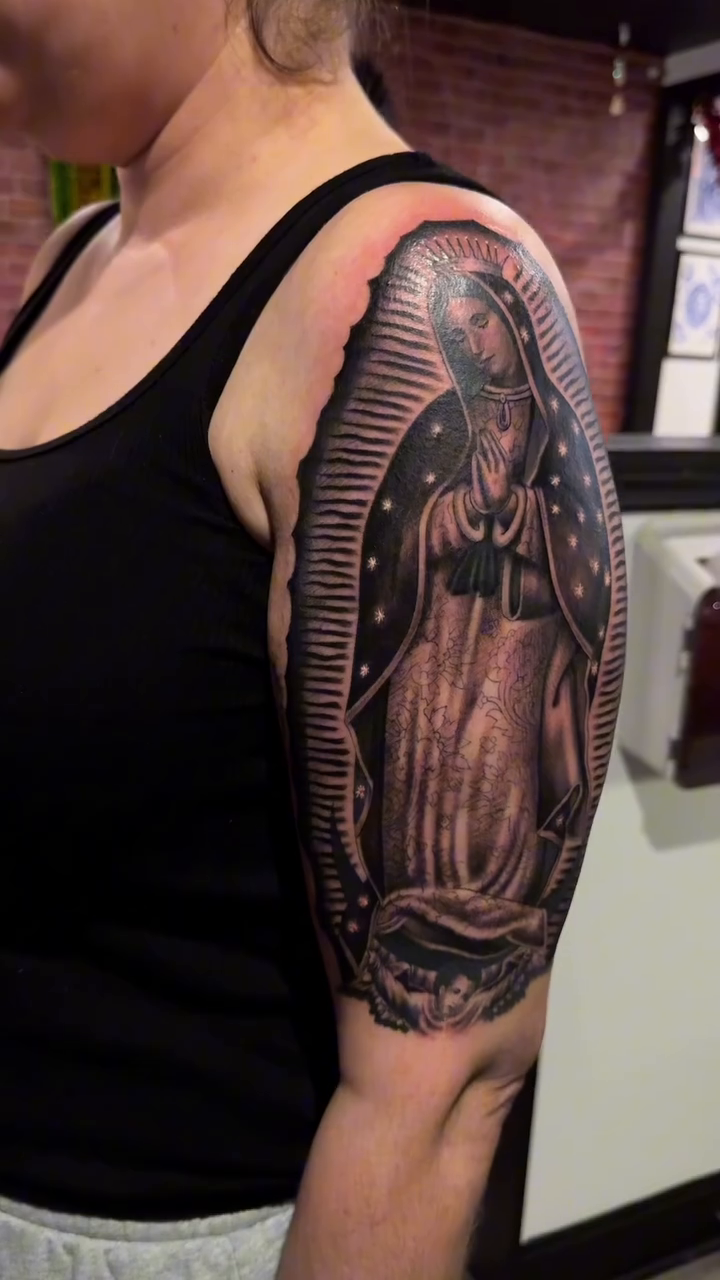 Virgin Mary realism tattoo by Gee Lagunas 🇲🇽, Springfield, Virginia