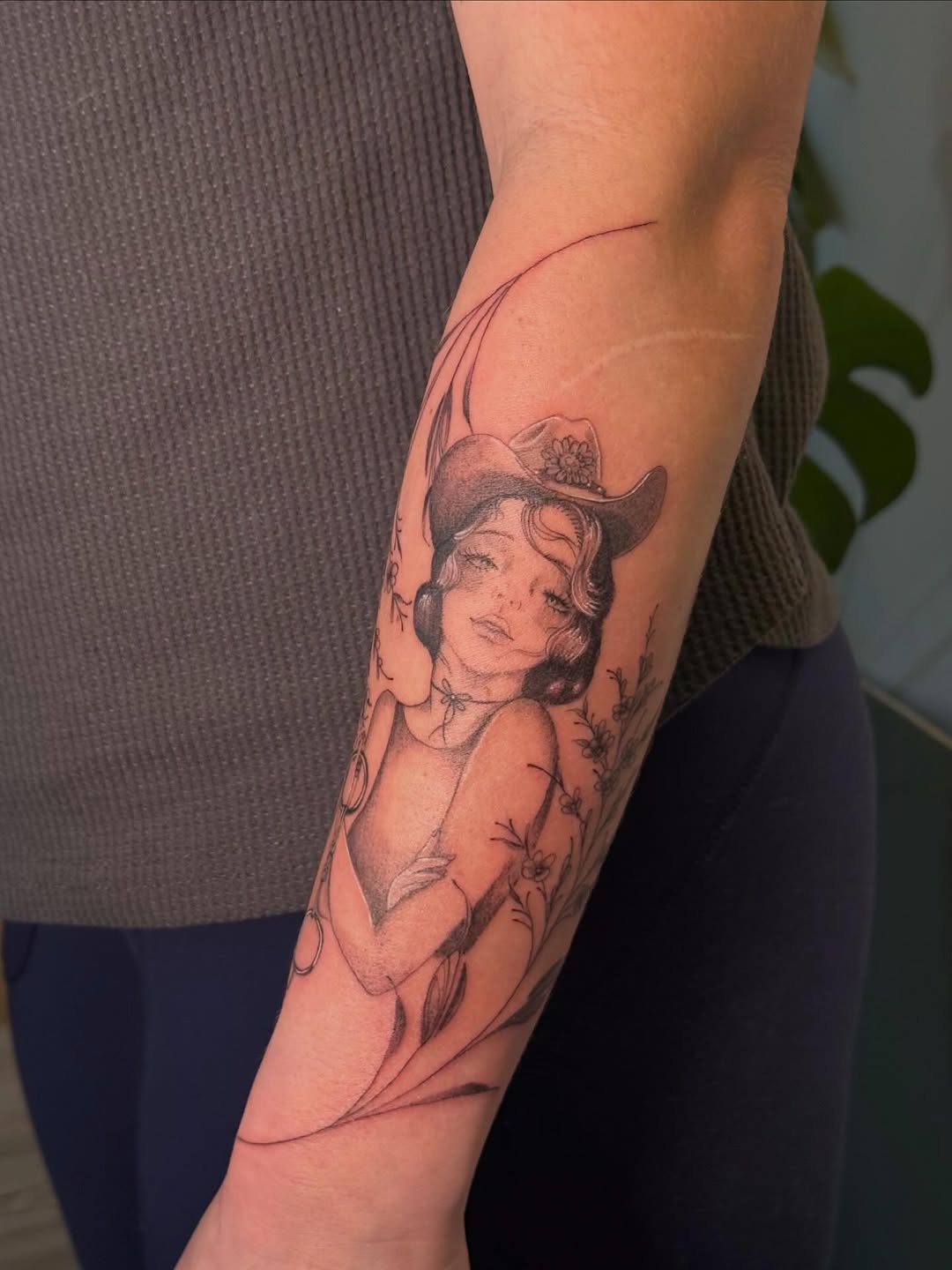 Tattoo by @divinithuy — fine_line, black_and_grey