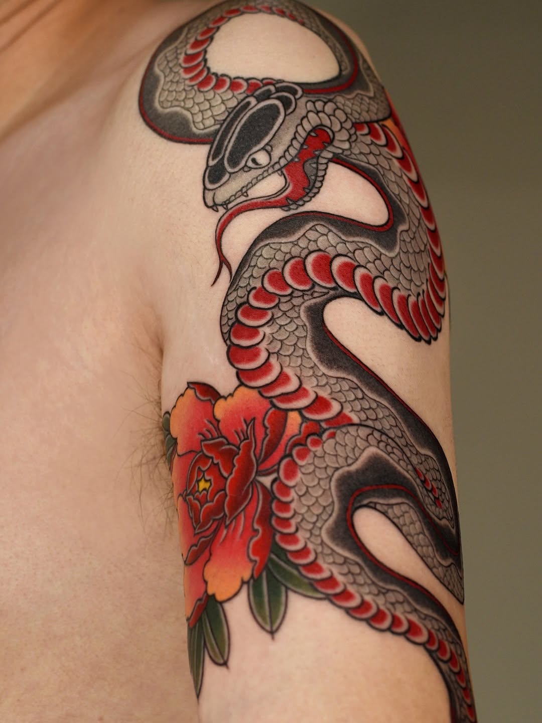 Snake and flower American traditional tattoo on the upper arm by ๐ก๐ฎ๐ป๐ฐ๐ โง ๐ก๐ฌ๐ ๐ง๐๐ง๐ง๐ข๐ข ๐๐ฅ๐ง๐๐ฆ๐งโง