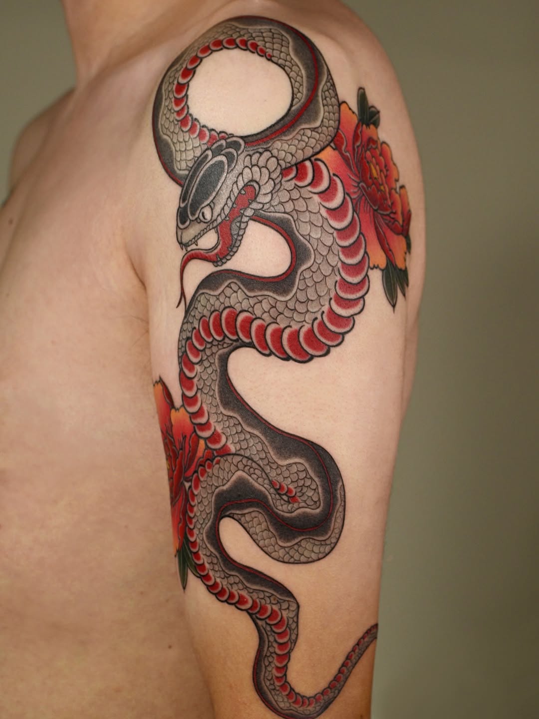 Snake and peony American traditional tattoo on the upper arm by ๐ก๐ฎ๐ป๐ฐ๐ โง ๐ก๐ฌ๐ ๐ง๐๐ง๐ง๐ข๐ข ๐๐ฅ๐ง๐๐ฆ๐งโง