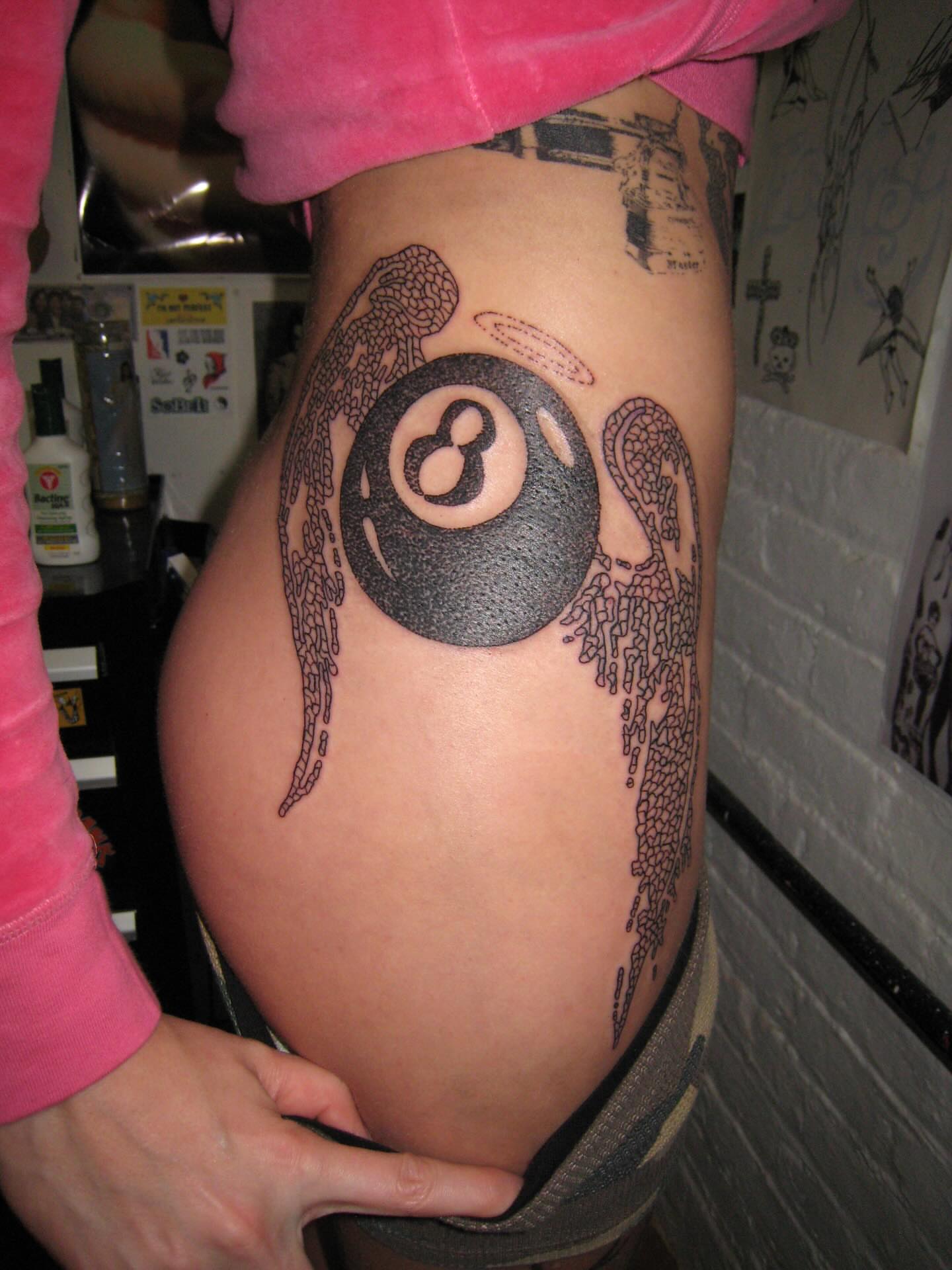 8-ball dotwork tattoo on the thigh by jonatan