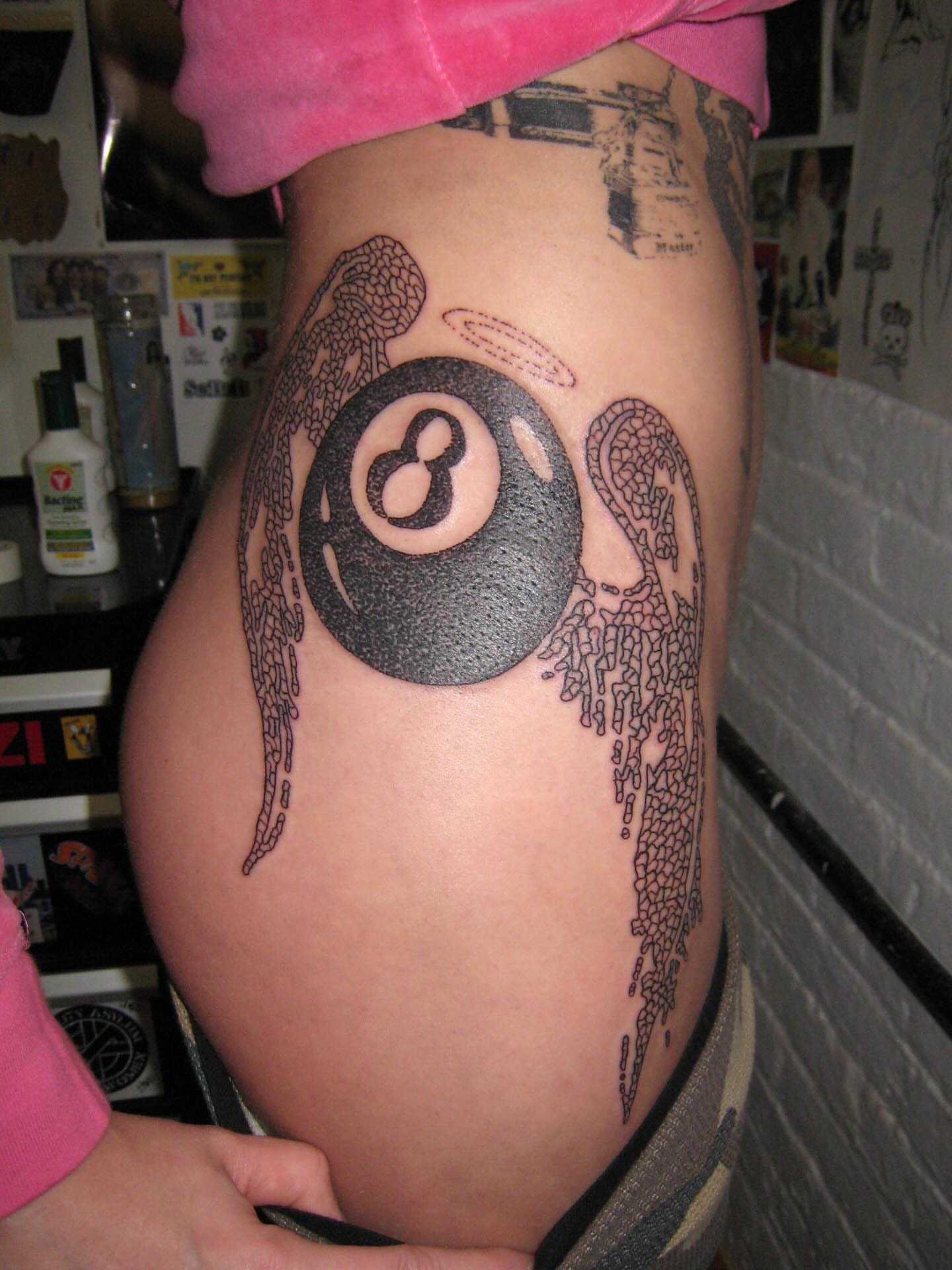 8-ball black and grey tattoo on the thigh by jonatan