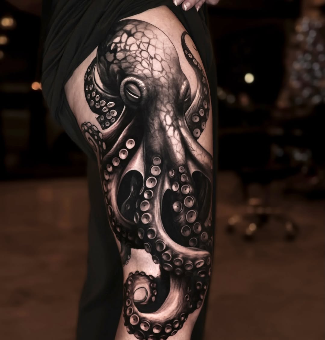 Octopus realism tattoo on the thigh by Steven Villegas�