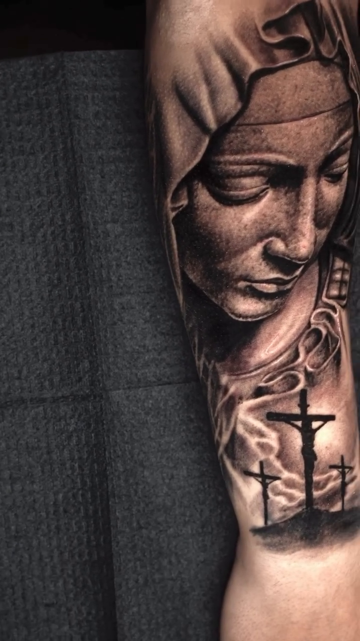 Virgin Mary and crucifix Chicano tattoo on the forearm by Eduardo Alonso Cruz ๐ฒ๐ฝ