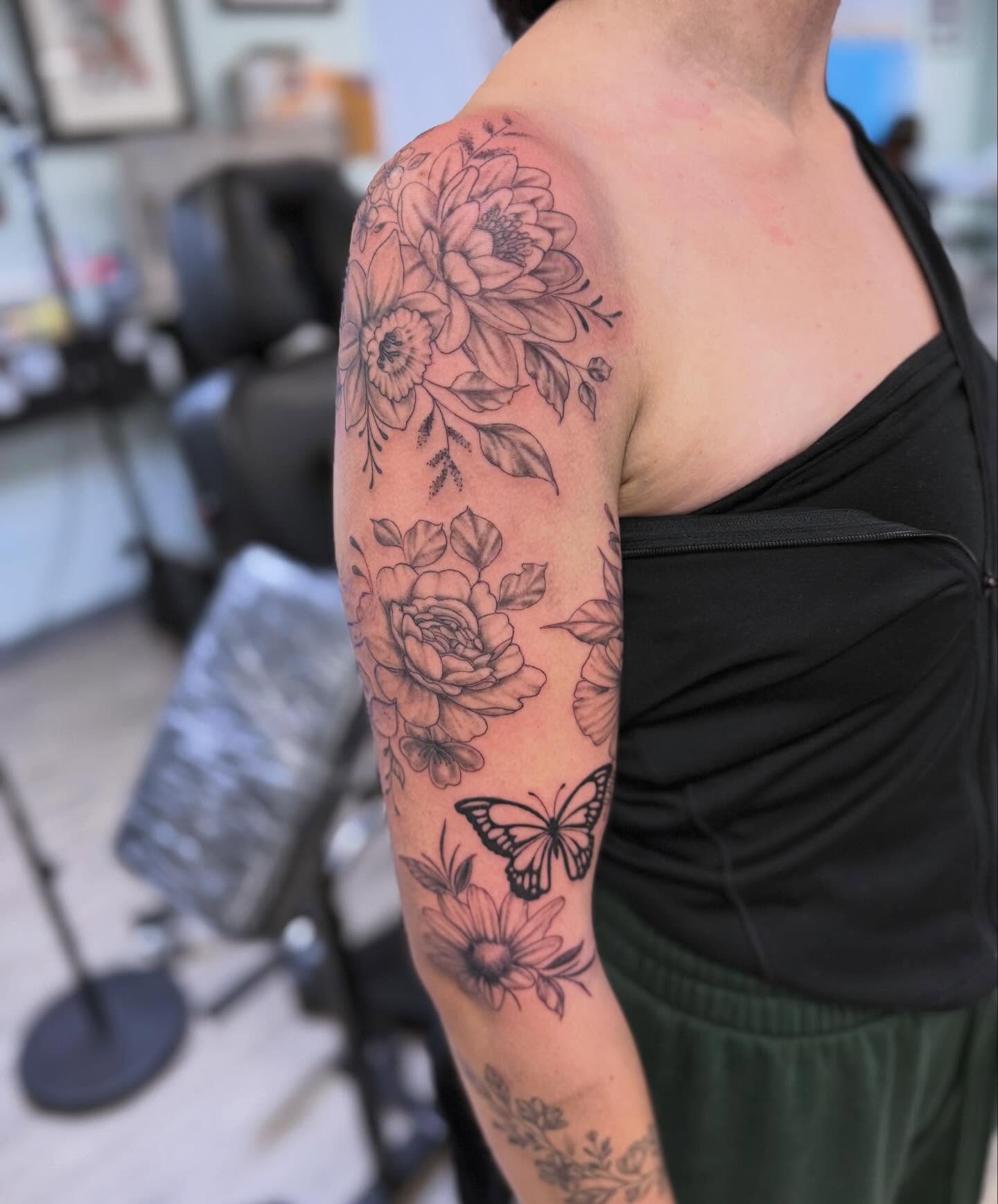 Tattoo by @hannahleetattoos — black_and_grey