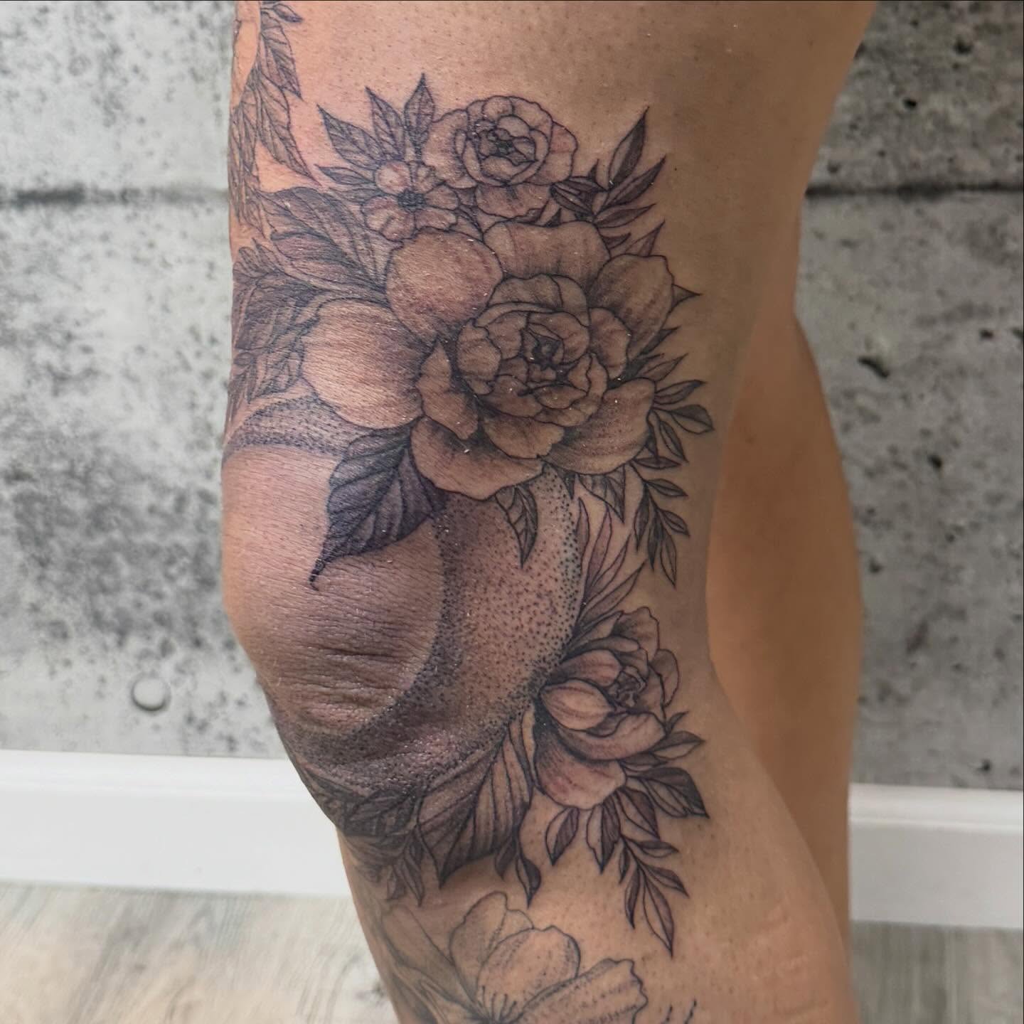 Floral bouquet black and grey tattoo on the leg by Aura Noire