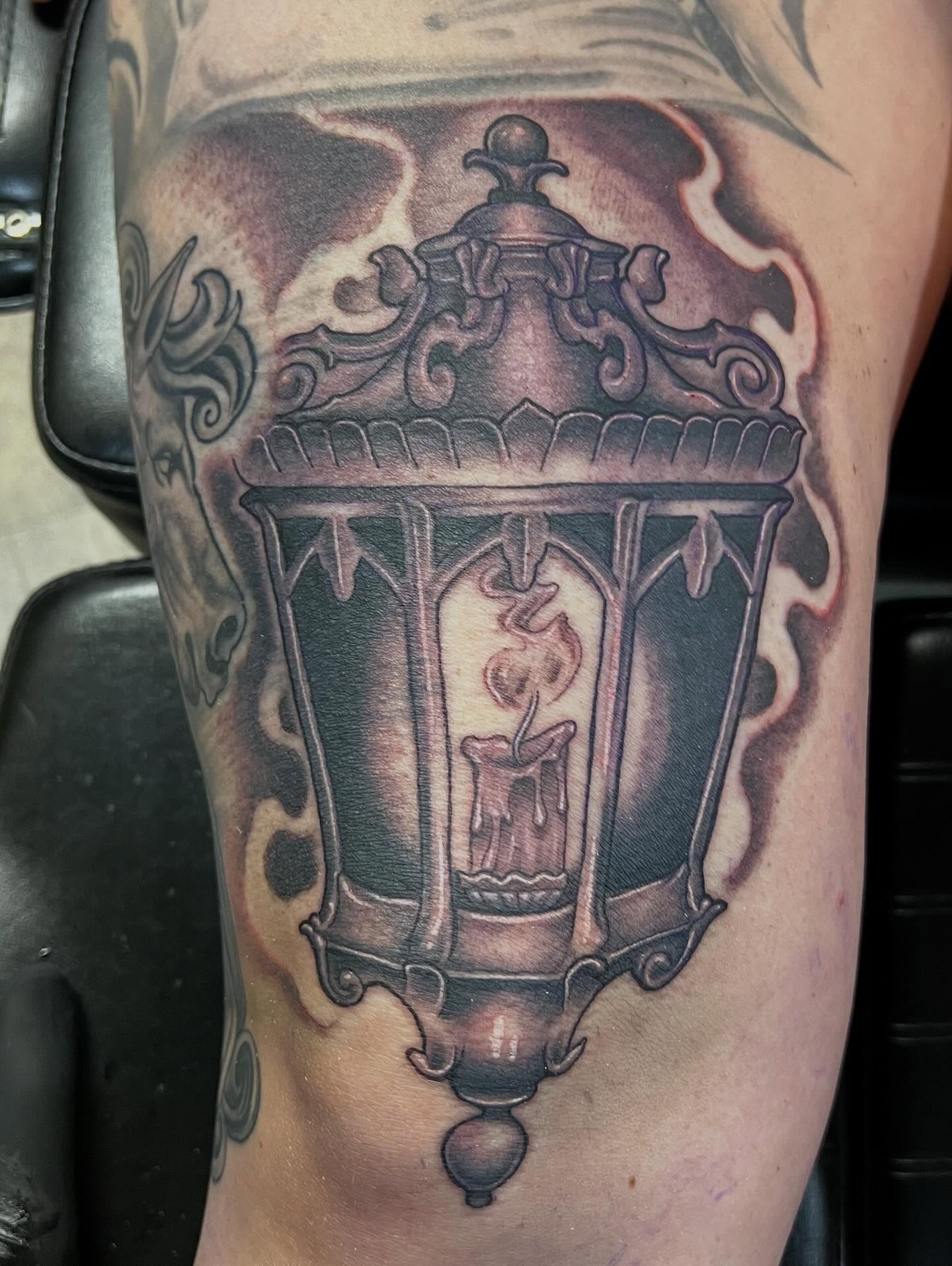 Lantern black and grey tattoo on the forearm by Niz Carrillo