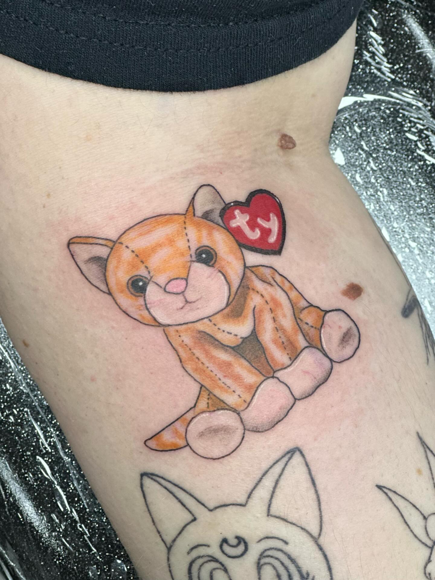 Teddy bear realism tattoo on the thigh by Olivia Norbert