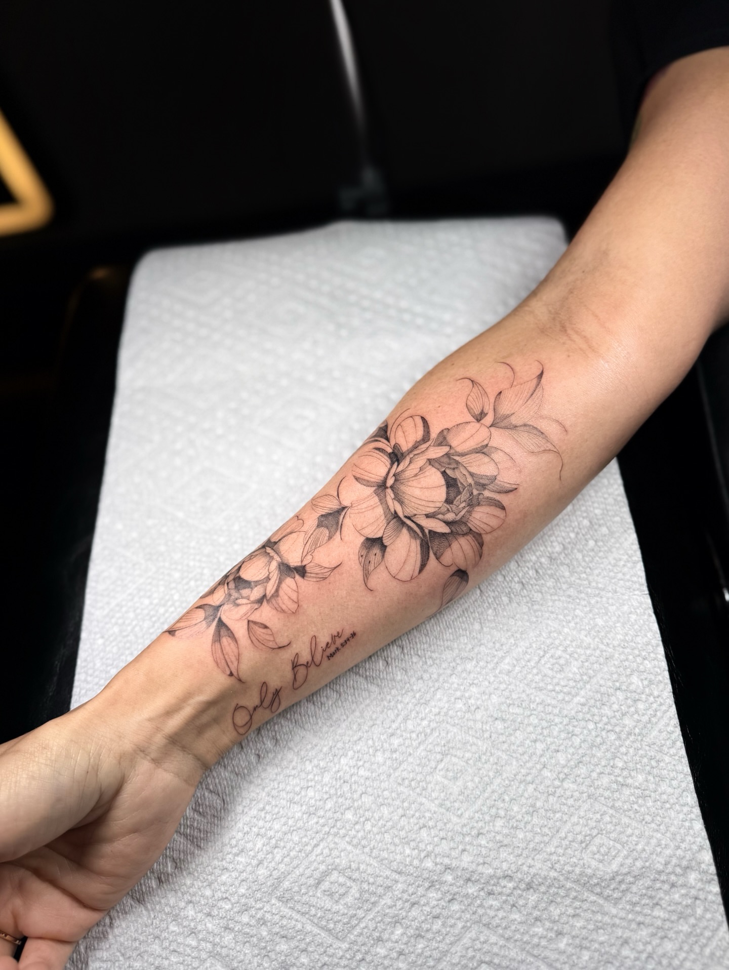 Flowers black and grey tattoo on the forearm by ꜰɪɴᴇ ʟɪɴᴇ ᴛᴀᴛᴛᴏᴏꜱ