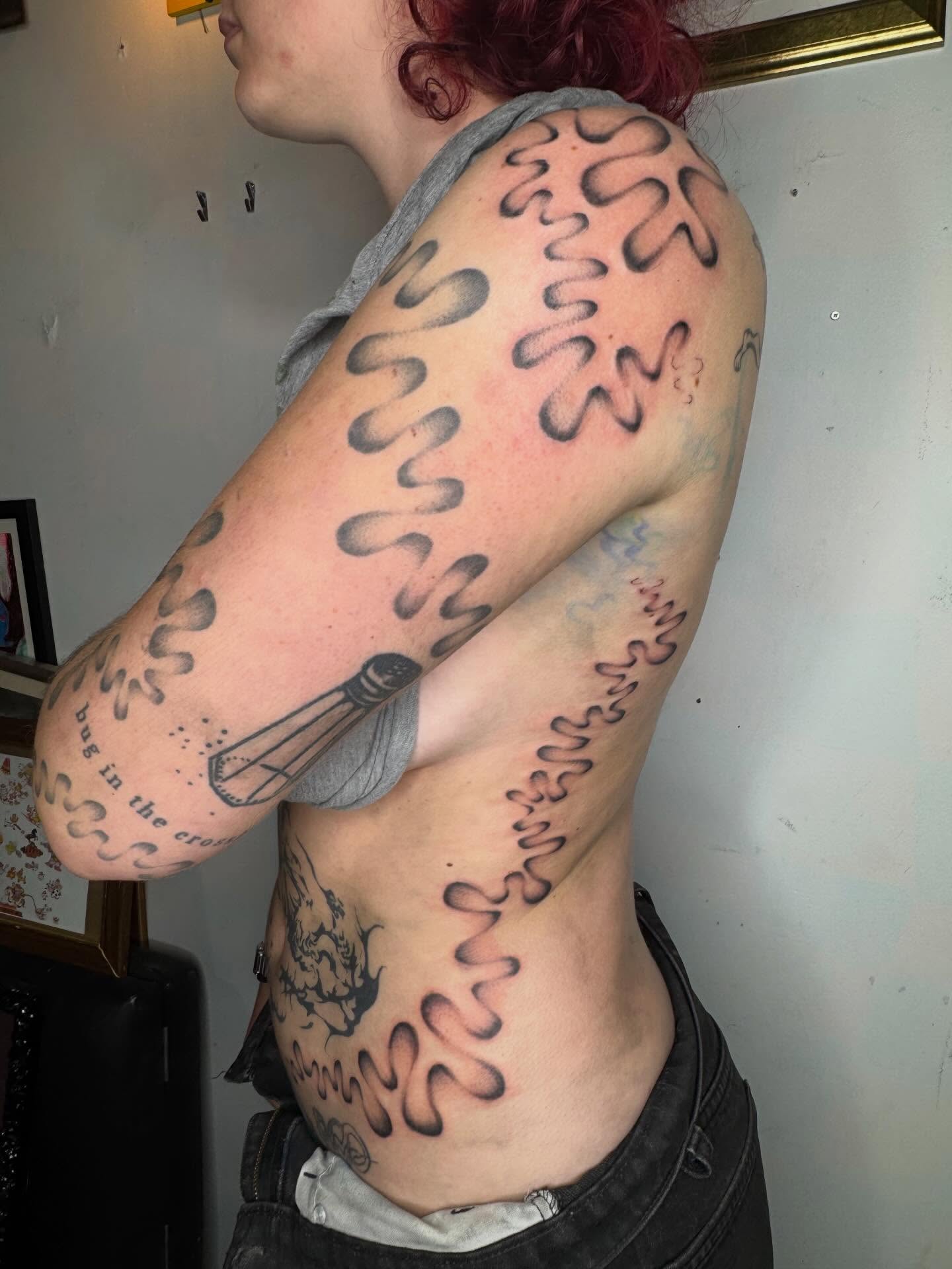 Zigzag pattern black and grey tattoo on the upper arm by @mr.smiley___