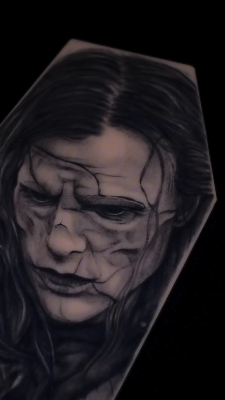 A monstrous face in a coffin dark art tattoo on the back by 𝐒𝐡𝐞𝐫𝐥𝐥𝐲