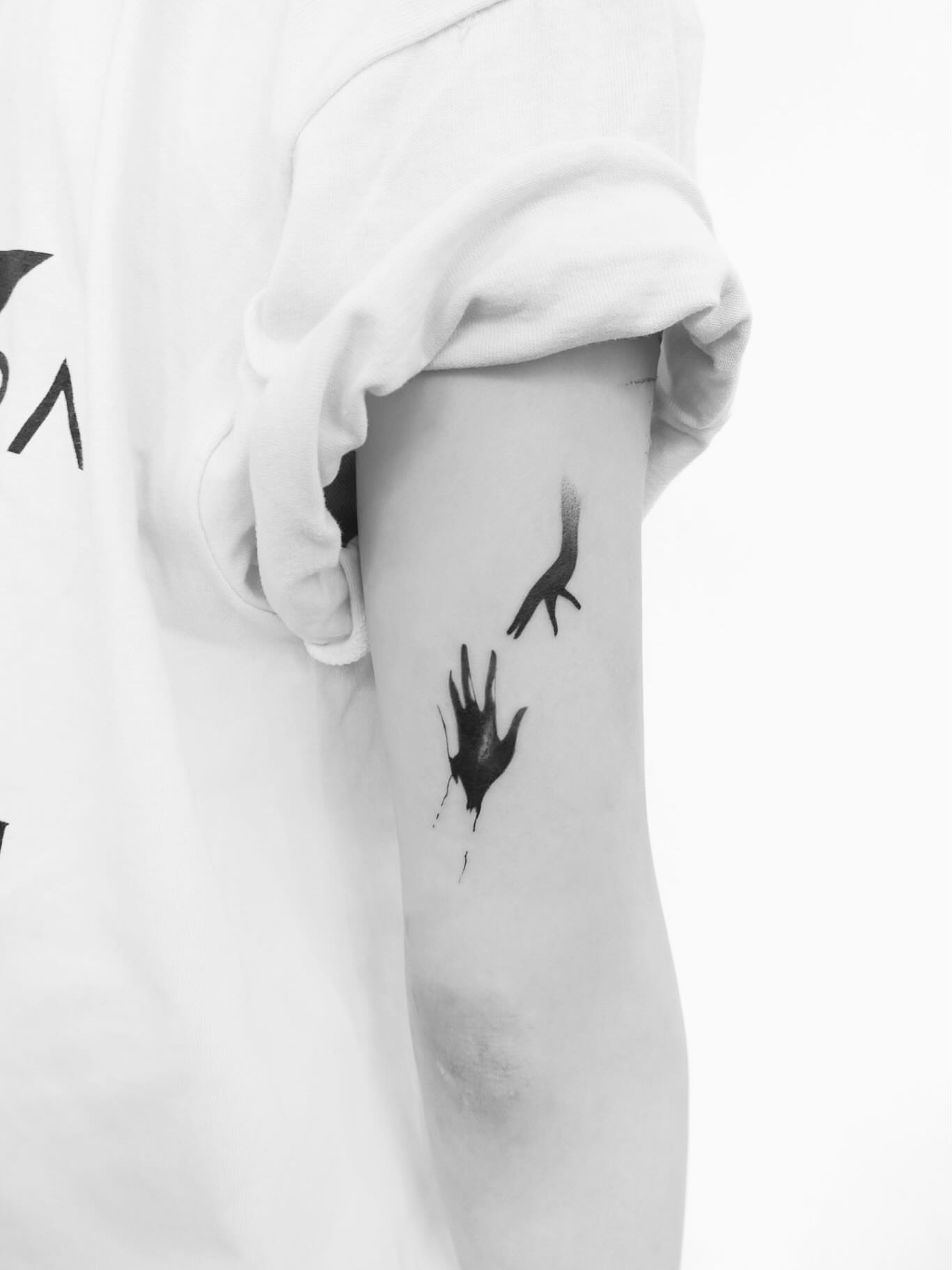 Bird black and grey tattoo on the forearm by 초현실과 현실 그 사이를 그리다.
