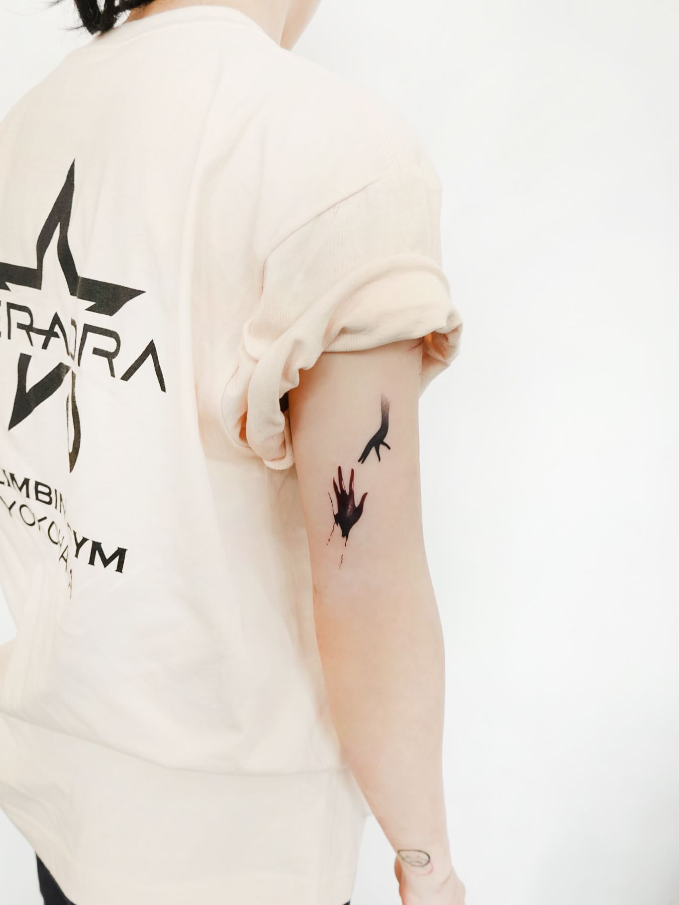 Hands black and grey tattoo on the forearm by 초현실과 현실 그 사이를 그리다.
