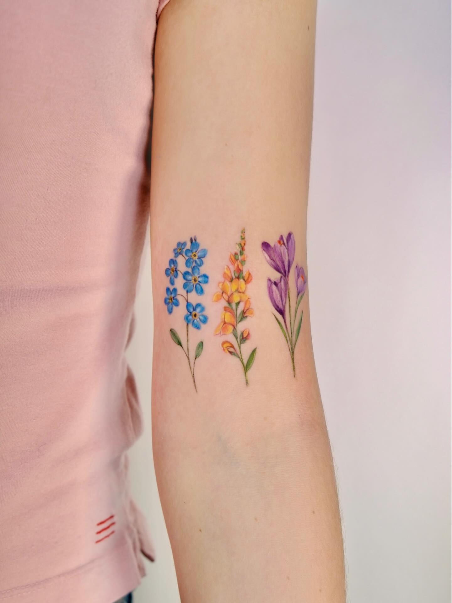 Flowers watercolor tattoo on the forearm by Thin line and color TATTOO.