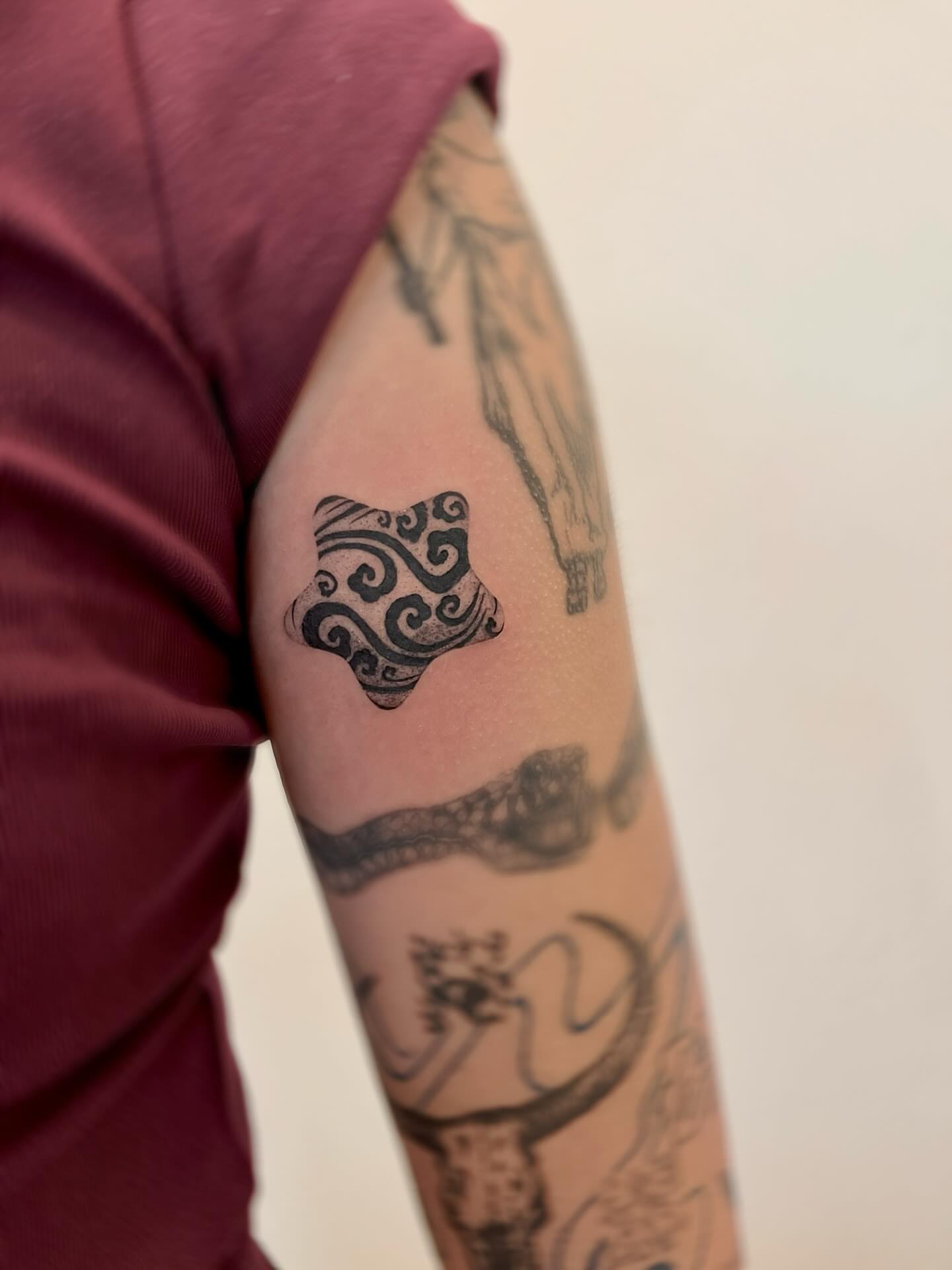 Abstract pattern black and grey tattoo on the forearm by Kite.Tattoo_Amber