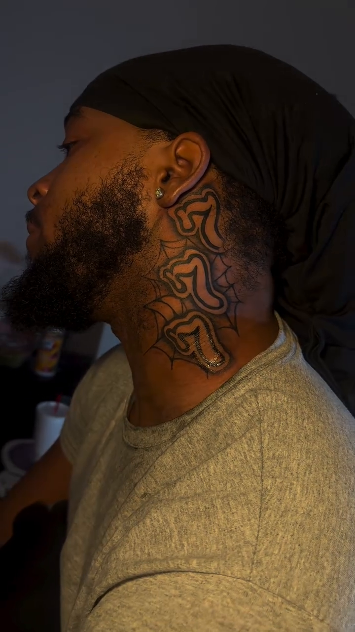 Geometric pattern tattoo on the neck by Barbie Mari ๐
โญ๏ธ