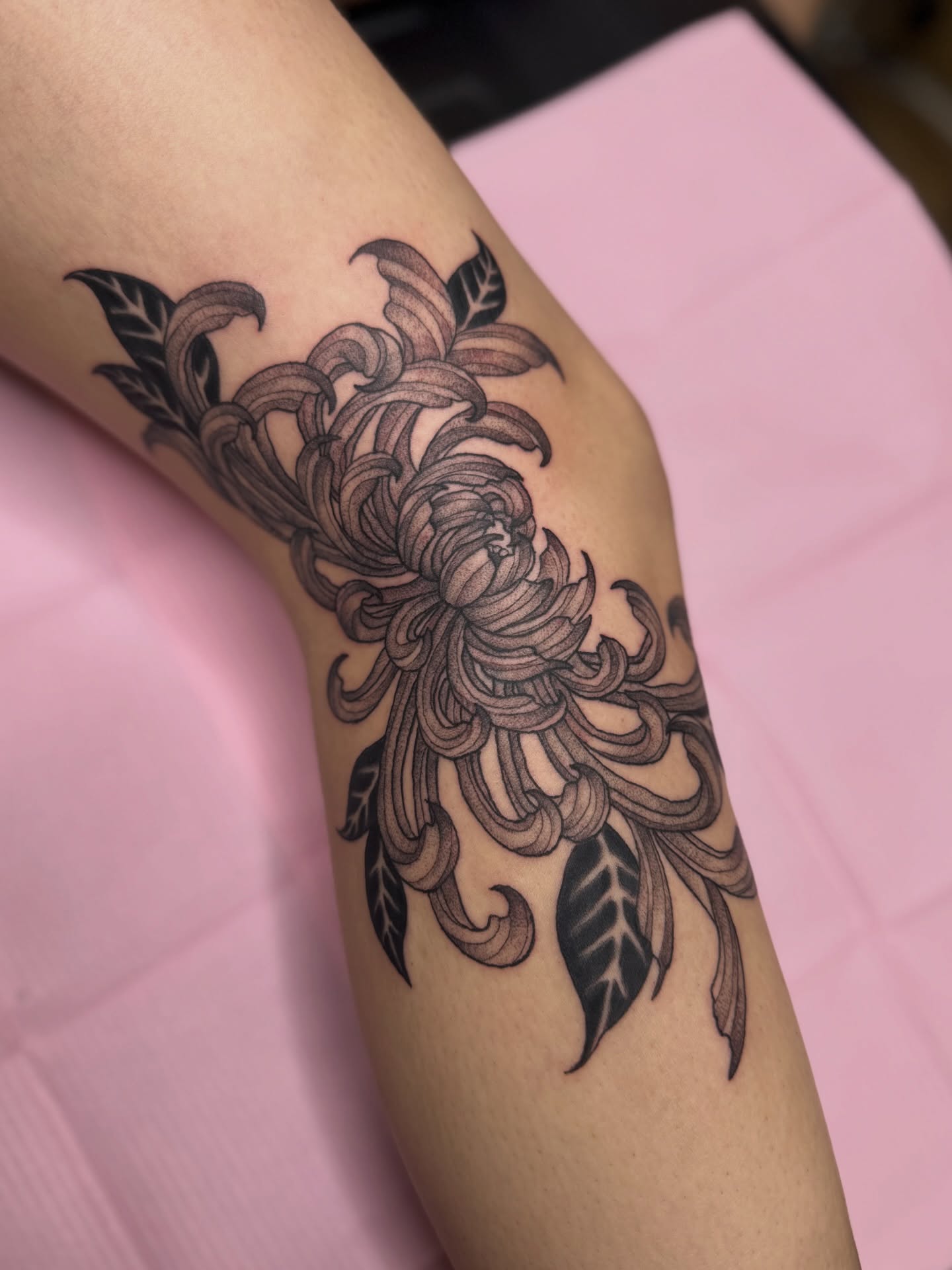 Tattoo by @chloemarietattoo โ black_and_grey