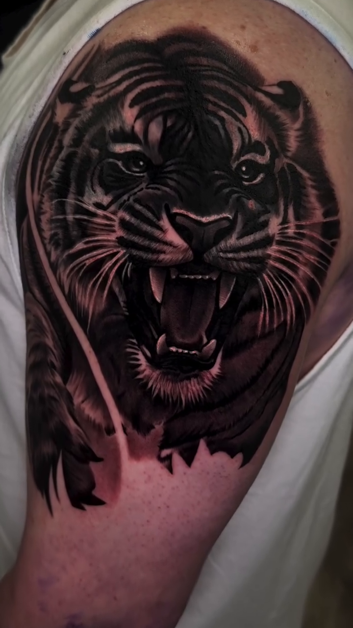 Tiger face realism tattoo by Jose Mendoza Torres