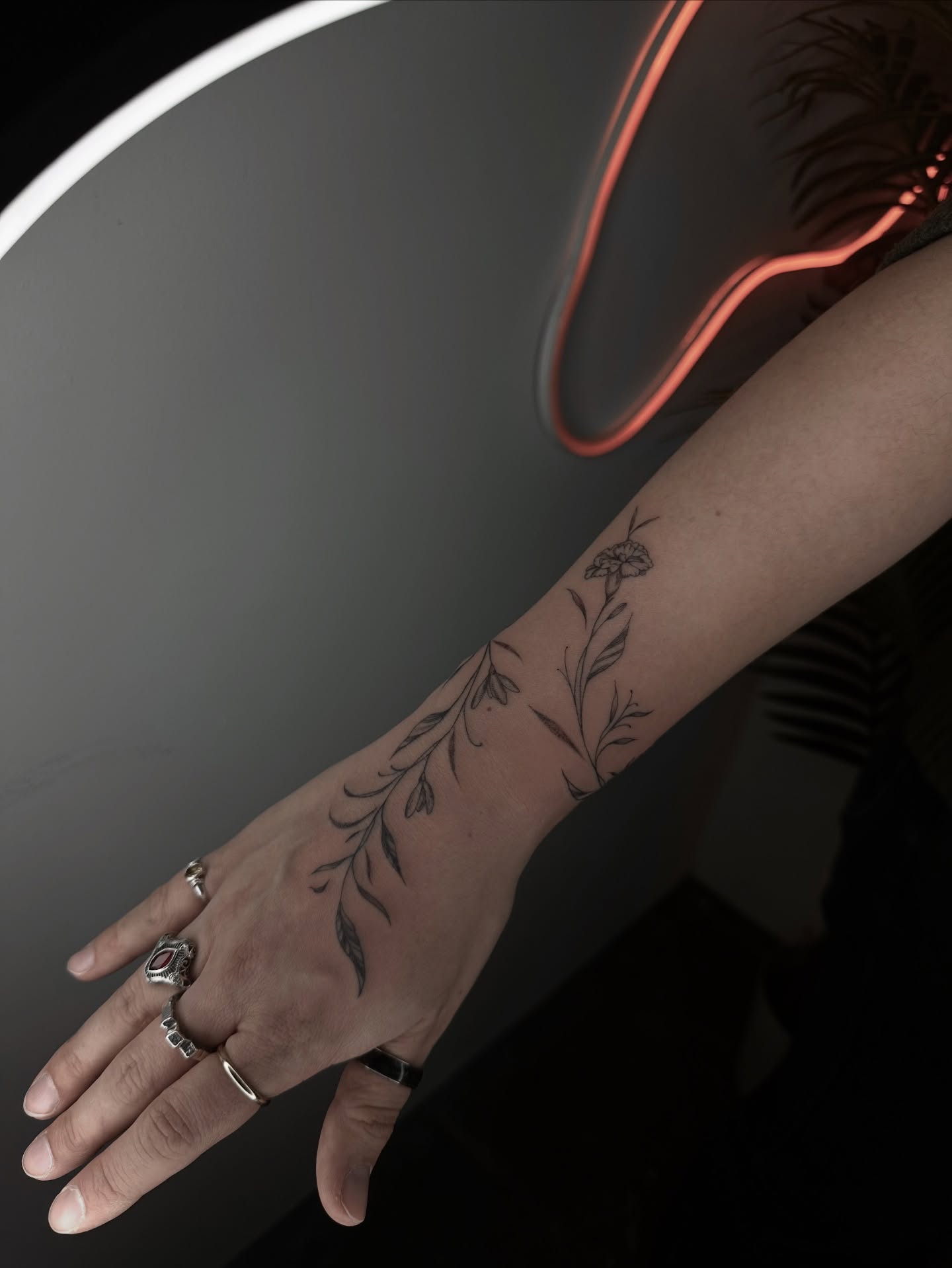 Floral vine fine line tattoo on the forearm by 莹Fineline