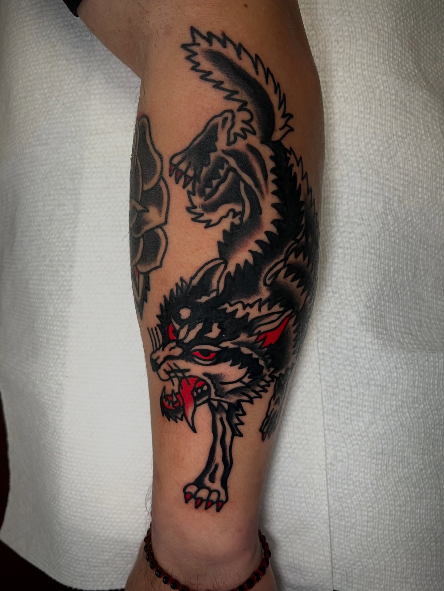 Wolf American traditional tattoo on the forearm by Nestor Zelaya
