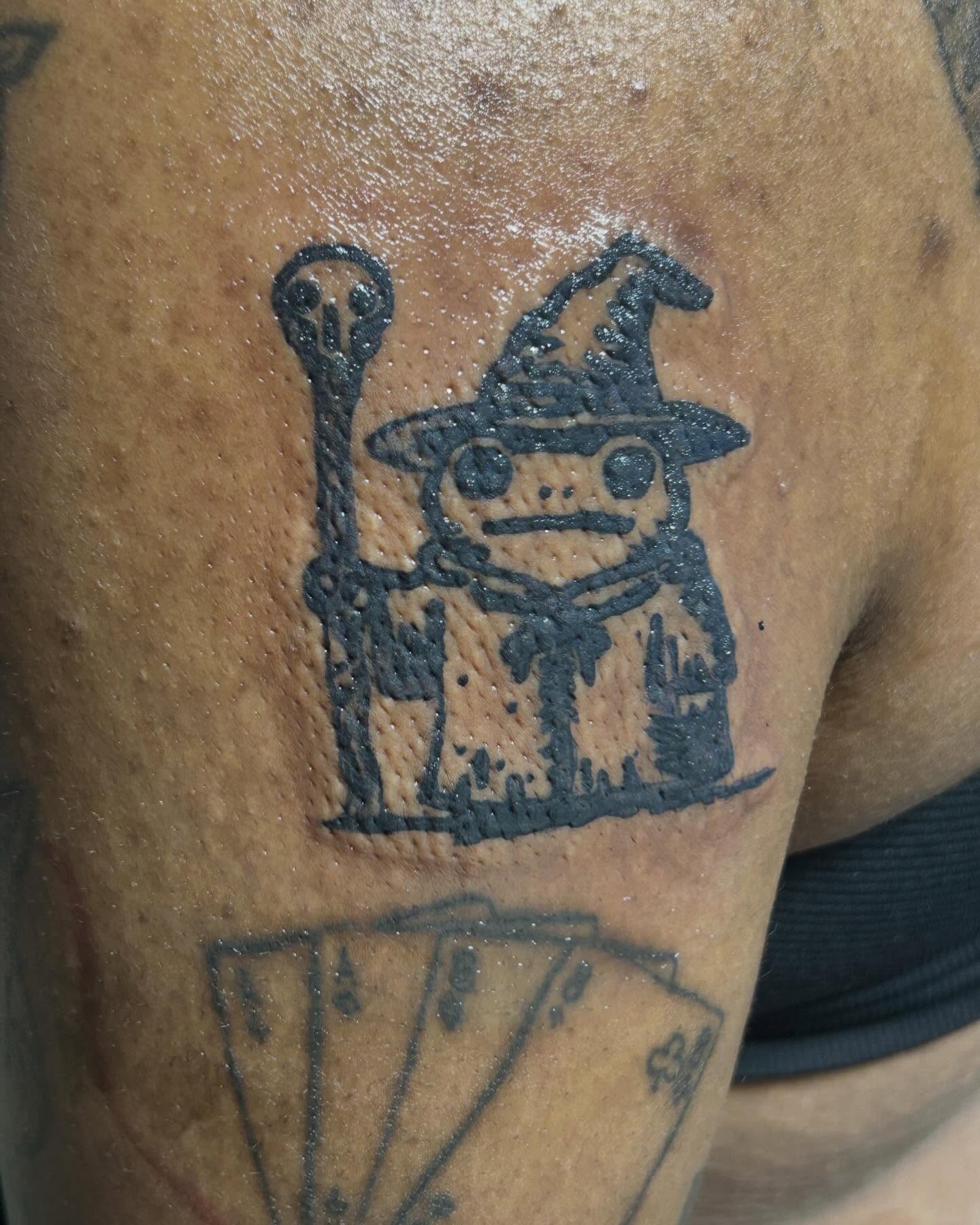 Wizard robot black and grey tattoo on the upper arm by Jae the artist🫡