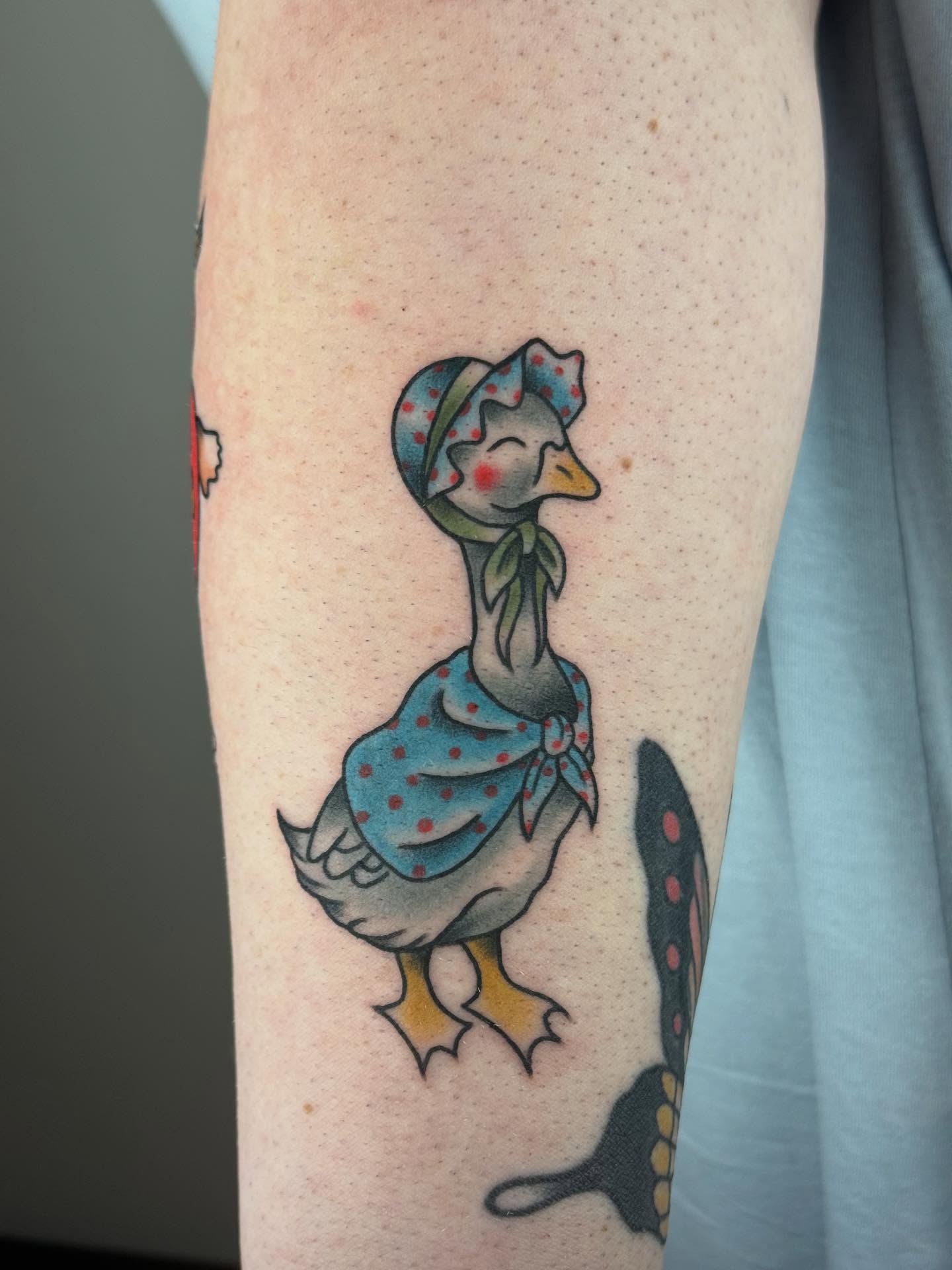 Duck wearing bonnet American traditional tattoo on the forearm by π©πͺπ¬