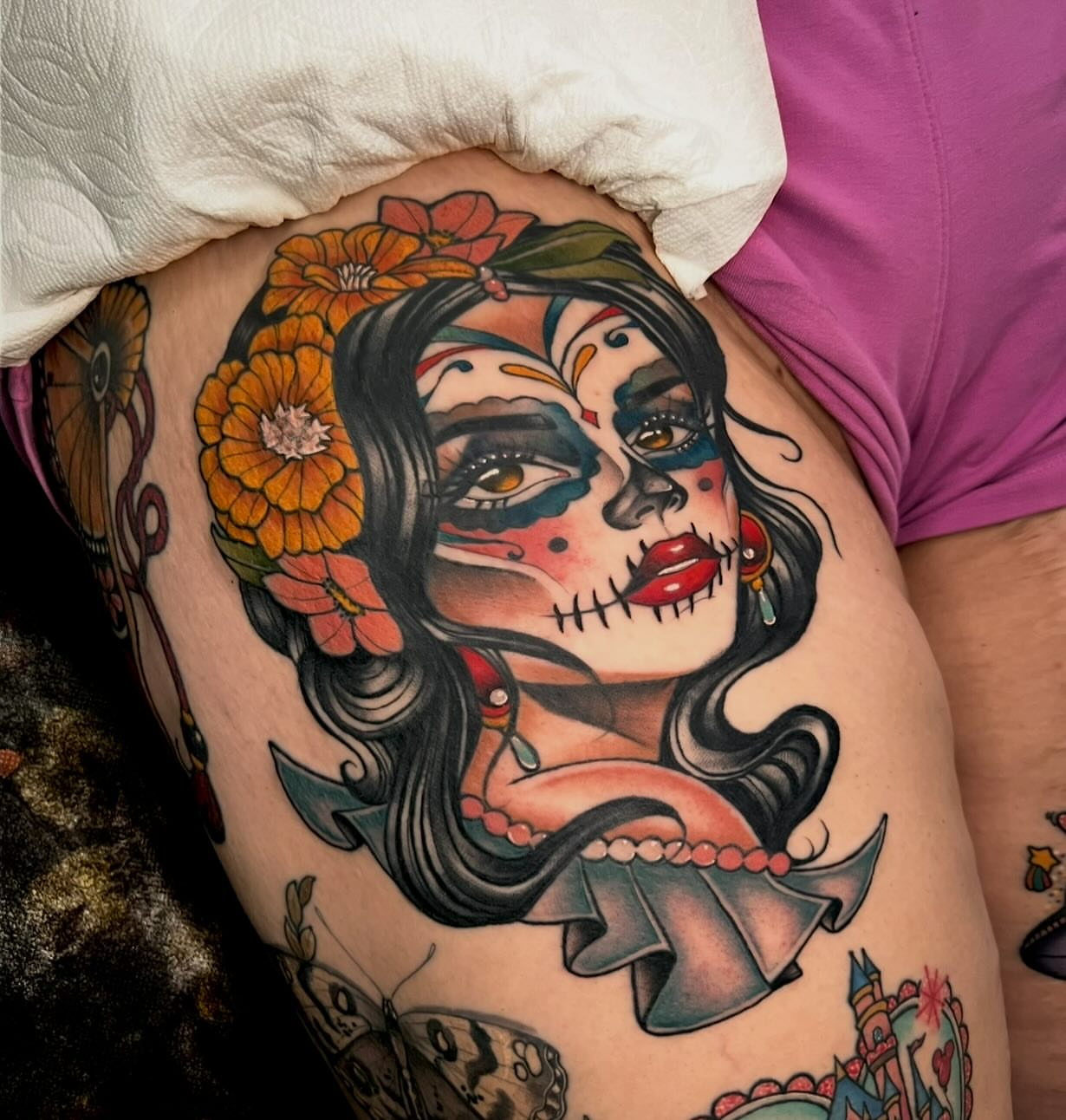 Catrina American traditional tattoo on the thigh by 𝙻𝚒𝚊 𝙹𝚎𝚙𝚙𝚎𝚜𝚎𝚗
