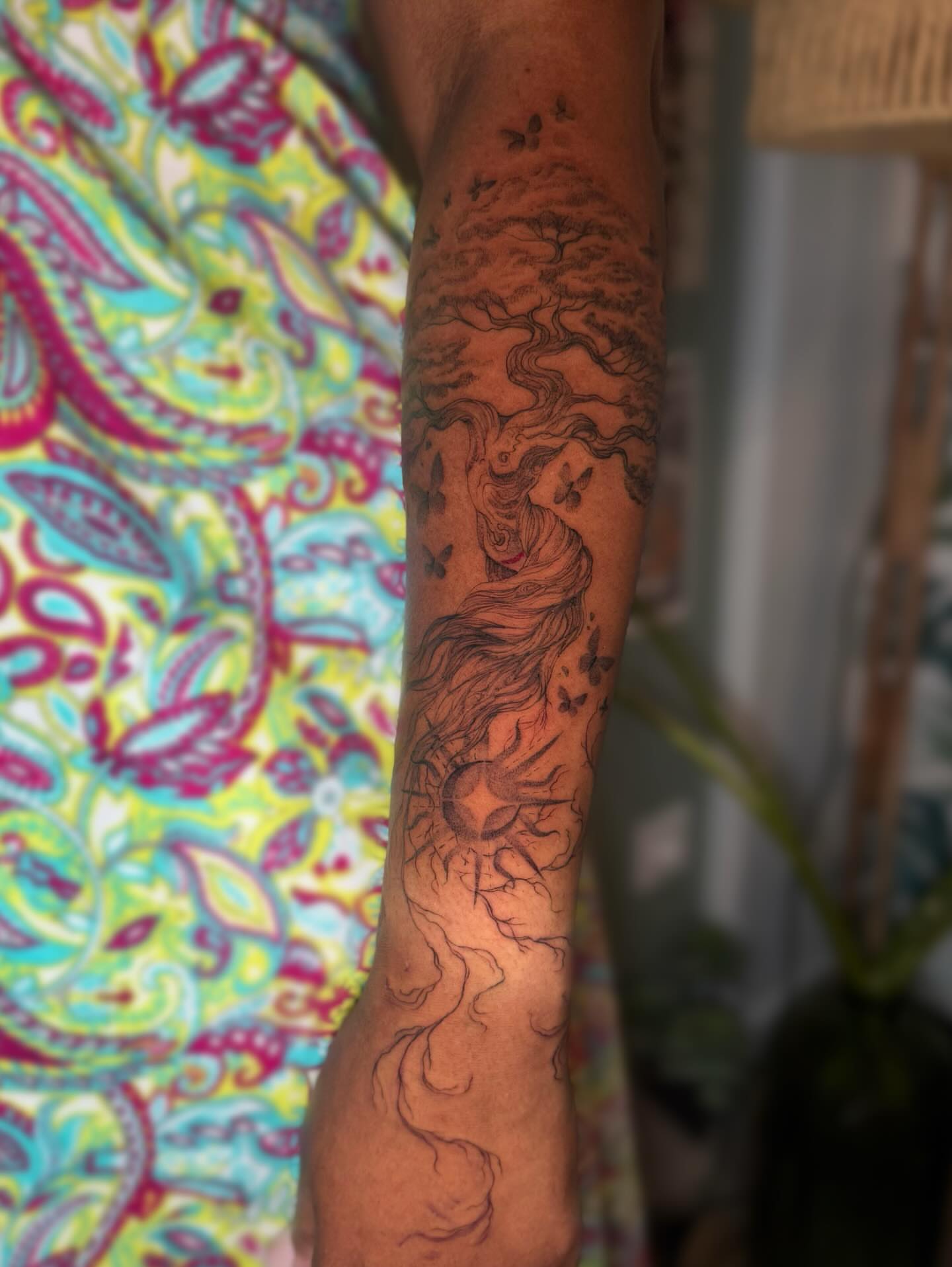 Tree and sun black and grey tattoo on the forearm by Lo Boverod - La Passoire  - Tatoueuse -