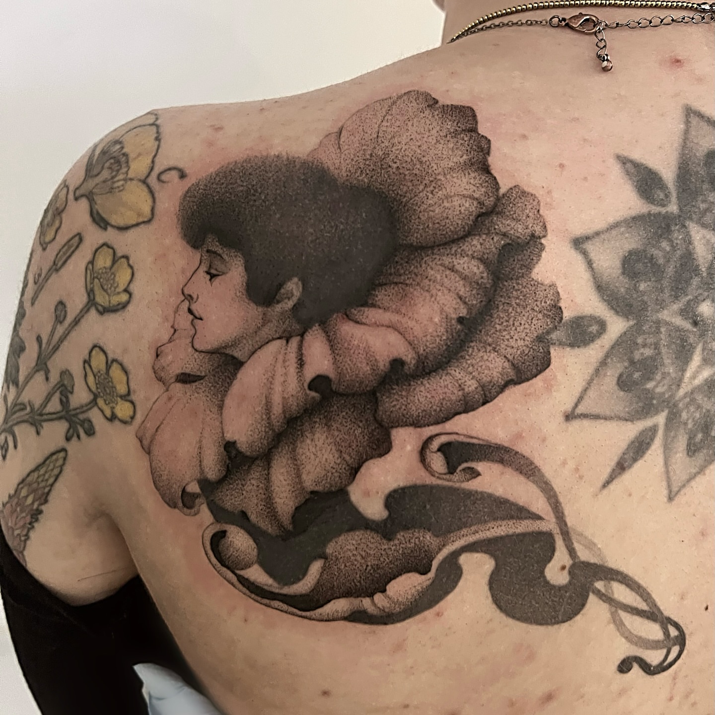 Child with flower dotwork tattoo on the back by 𝑱𝒖𝒍𝒊𝒂𝒏𝒏𝒂 𝑴𝒆𝒏𝒏𝒂✥𝑷𝒉𝒊𝒍𝒂𝒅𝒆𝒍𝒑𝒉𝒊𝒂✥𝑩𝒍𝒂𝒄𝒌 𝒂𝒏𝒅 𝑮𝒓𝒂𝒚
