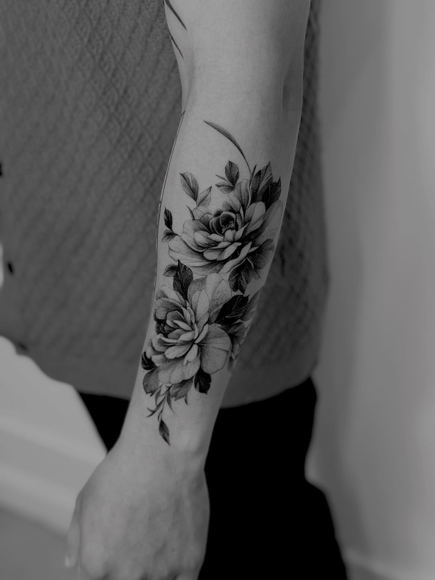 Flowers realism tattoo on the forearm by Ninna