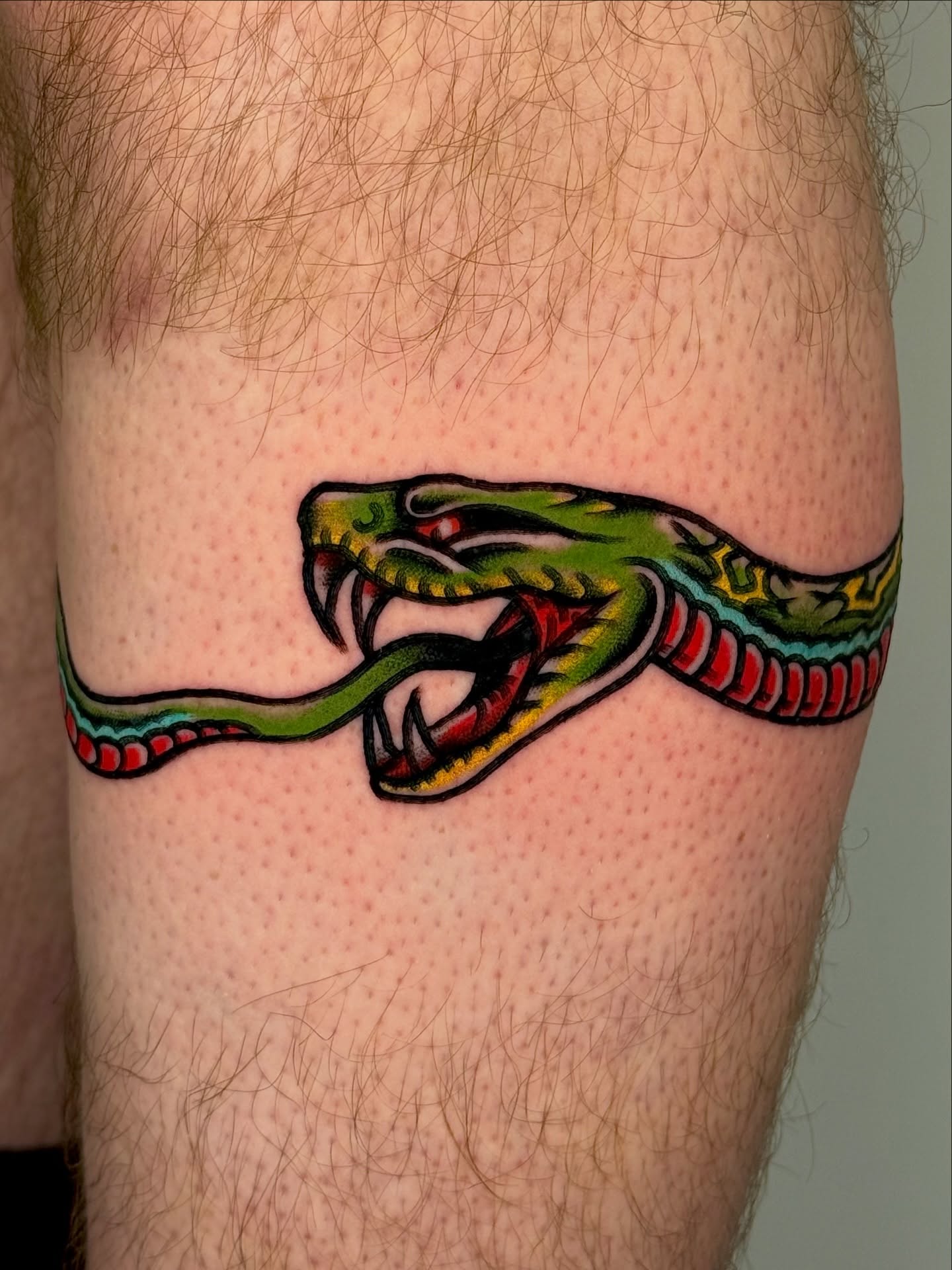 Snake American traditional tattoo on the thigh by Tattooer Sancho 🇰🇷🇨🇦