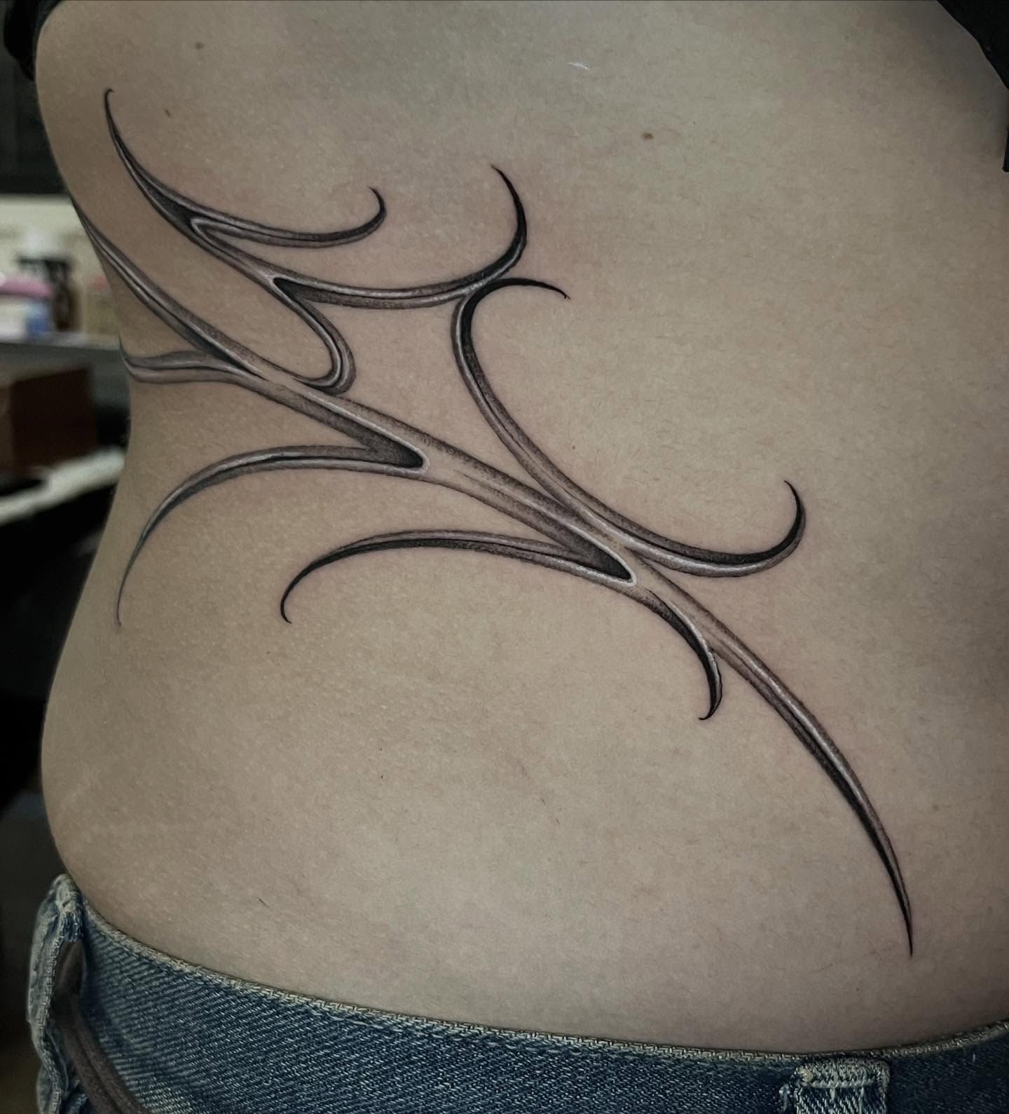 Tribal design tribal tattoo on the ribs by Single Needle ๐ชฉ