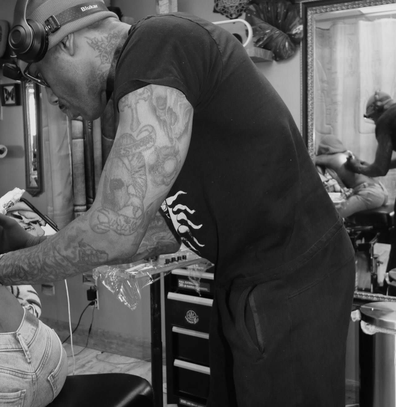 Tattoo artist black and grey tattoo on the upper arm by Quinten Harper