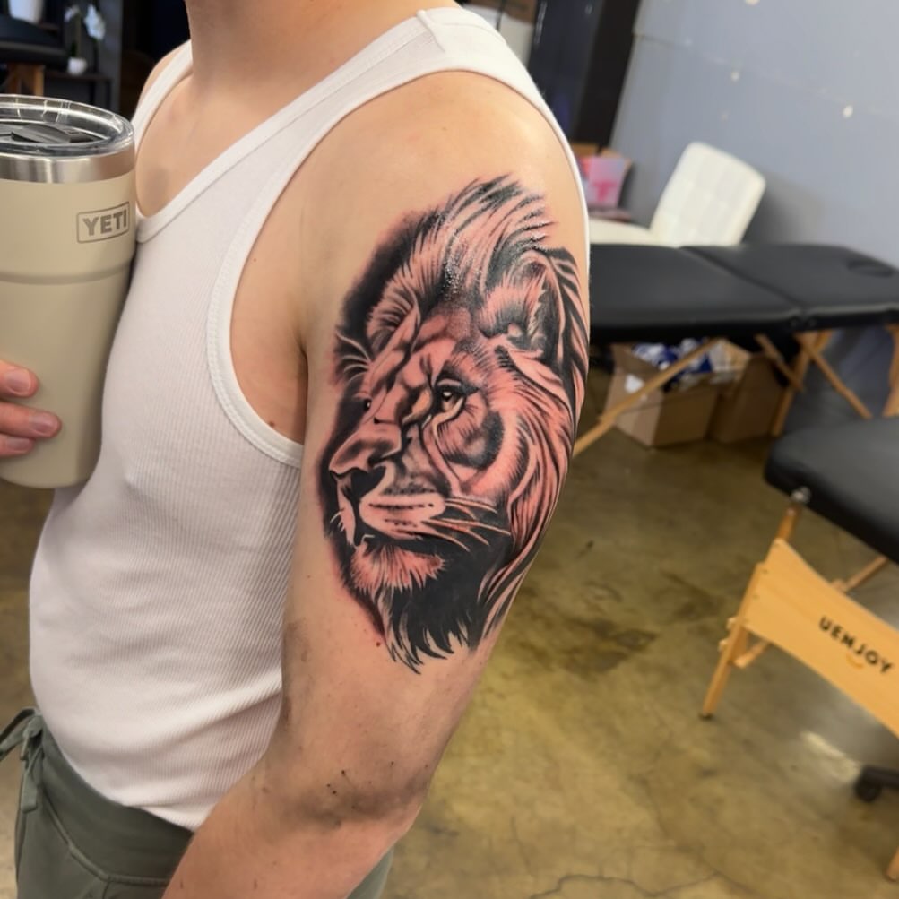 Lion realism tattoo on the upper arm by Willi Tattoos👹