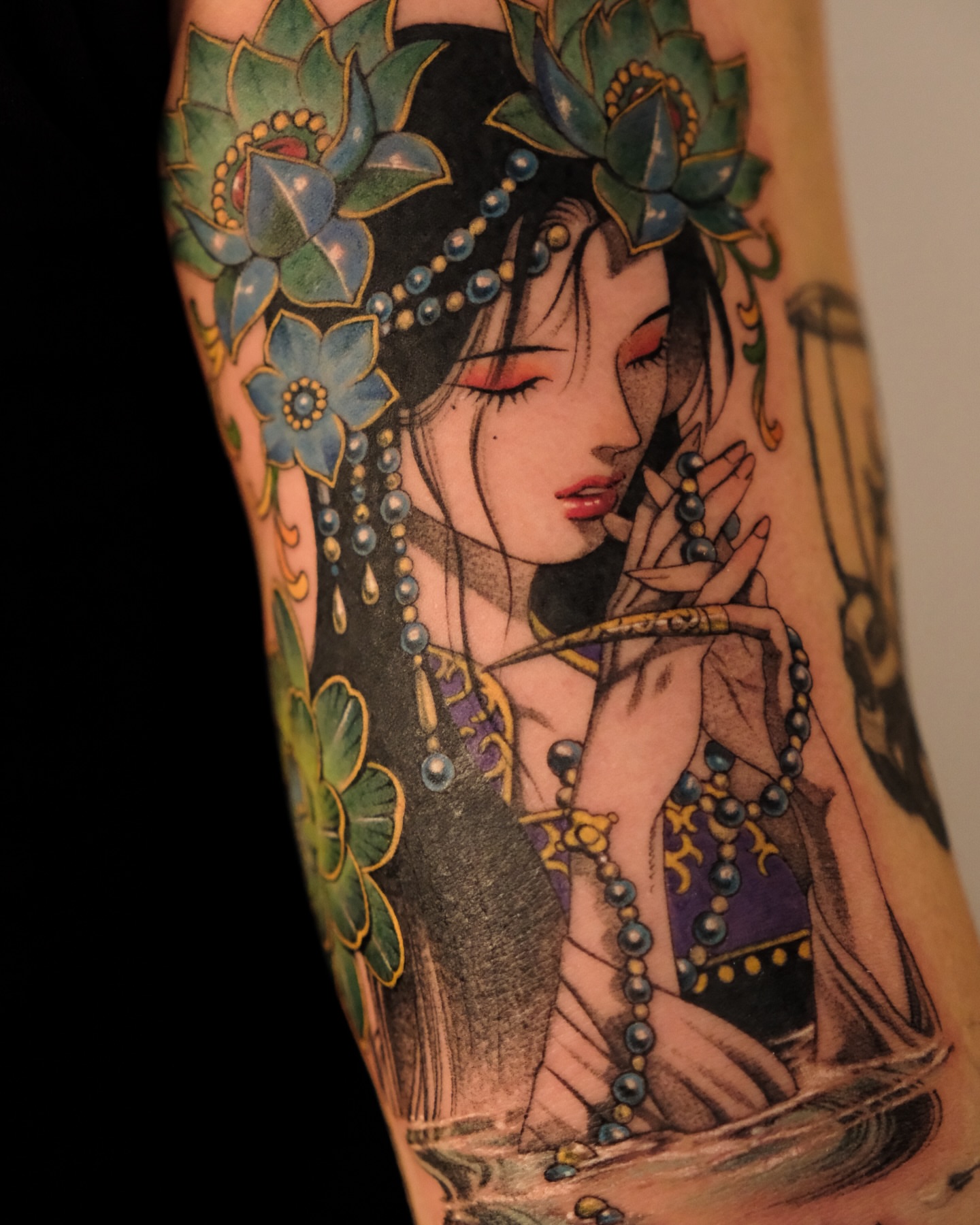 Oriental woman illustrative tattoo on the forearm by Hemi 혜미타투