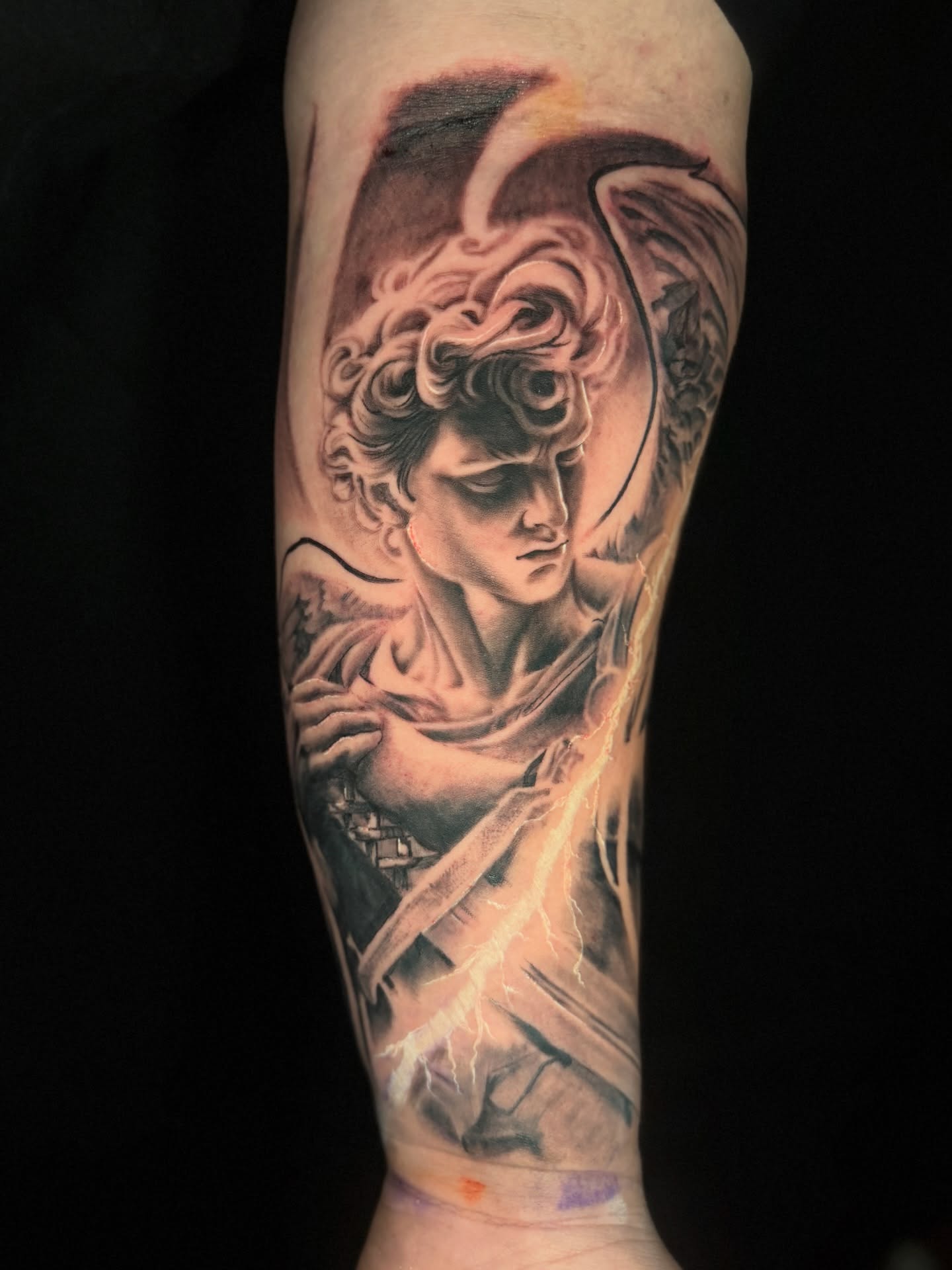 Tattoo by @lasmanosdeltoro — realism, black_and_grey
