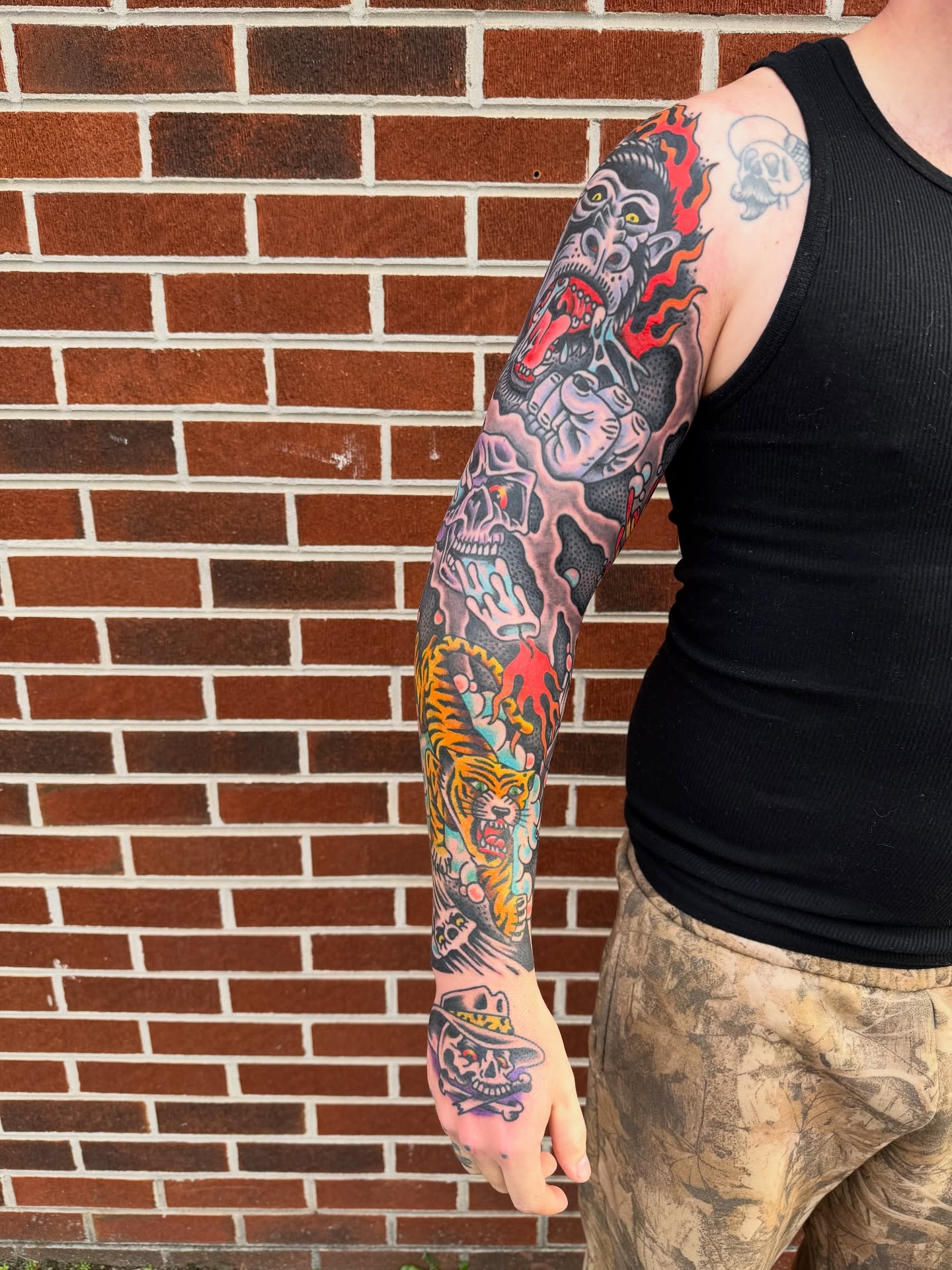 Ape and tiger American traditional tattoo on the upper arm by 🌈KNOXVILLE’S FAVORITE TATTOO ARTIST 👽 마법 버섯