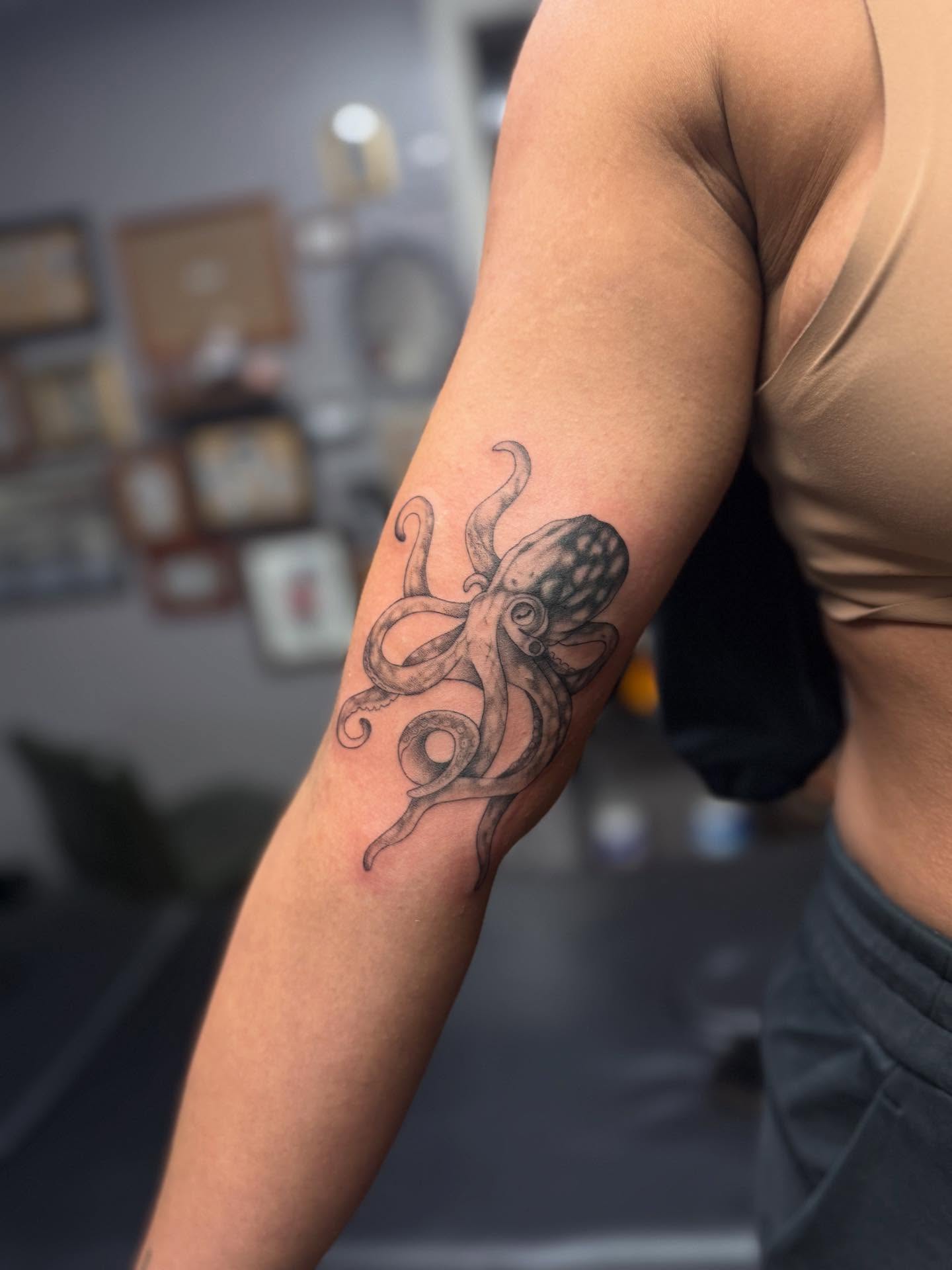 Tattoo by @annaainkk — black_and_grey