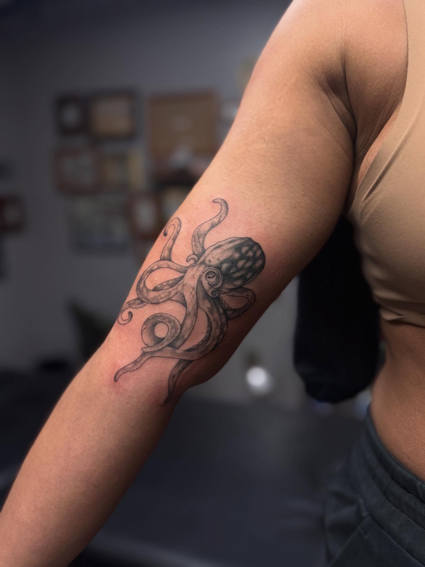 Tattoo by @annaainkk — black_and_grey