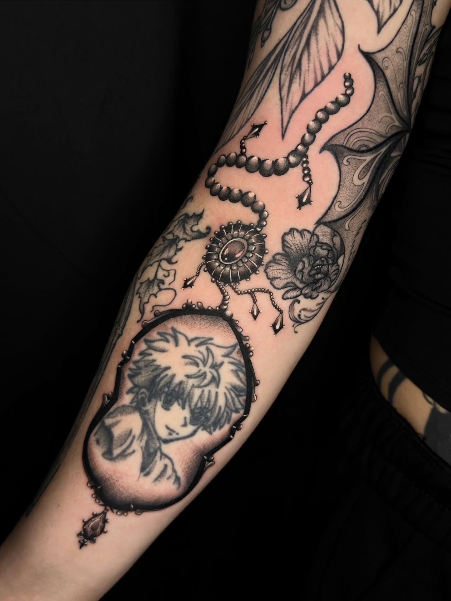Portrait with floral elements realism tattoo on the forearm by 𝔐𝔦𝔠𝔥𝔢𝔩𝔩𝔢𝔫 🦇