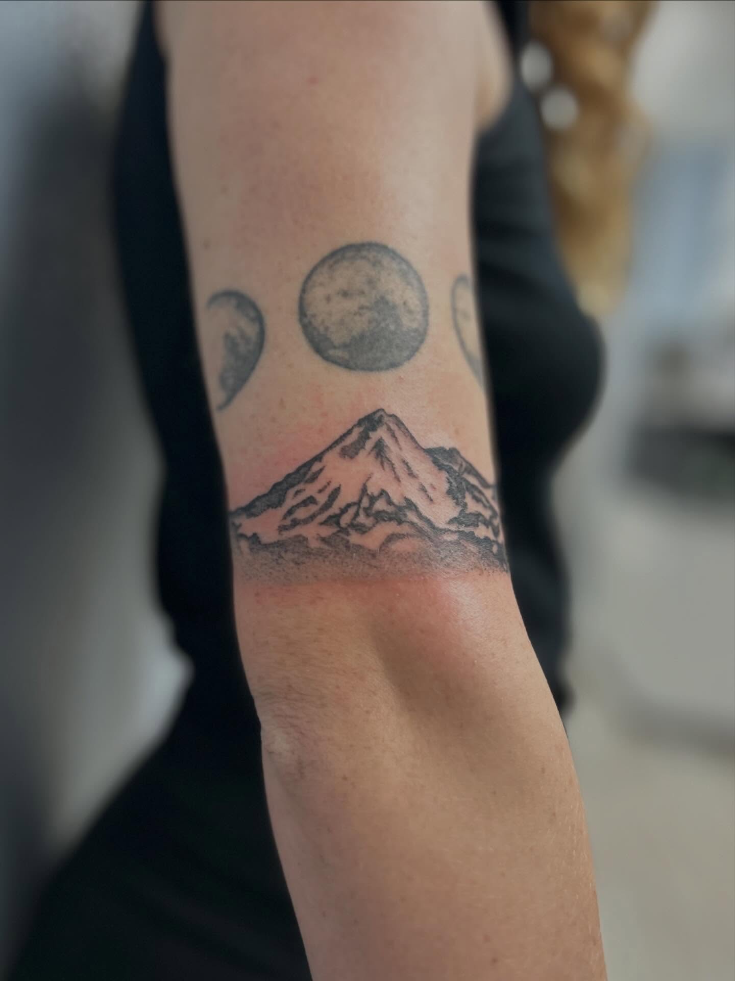 Tattoo by @chaotic__fern β black_and_grey
