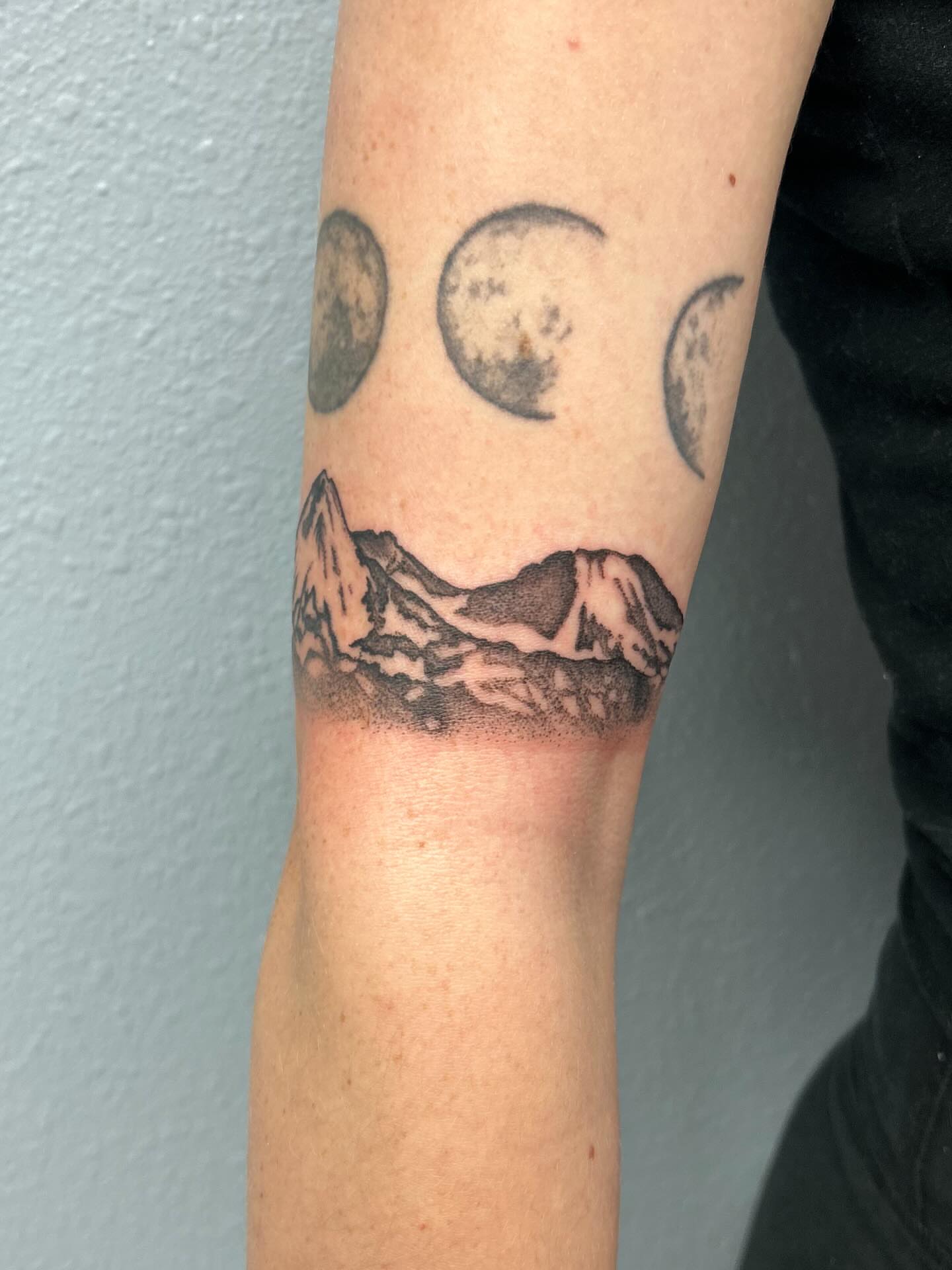 Tattoo by @chaotic__fern β black_and_grey