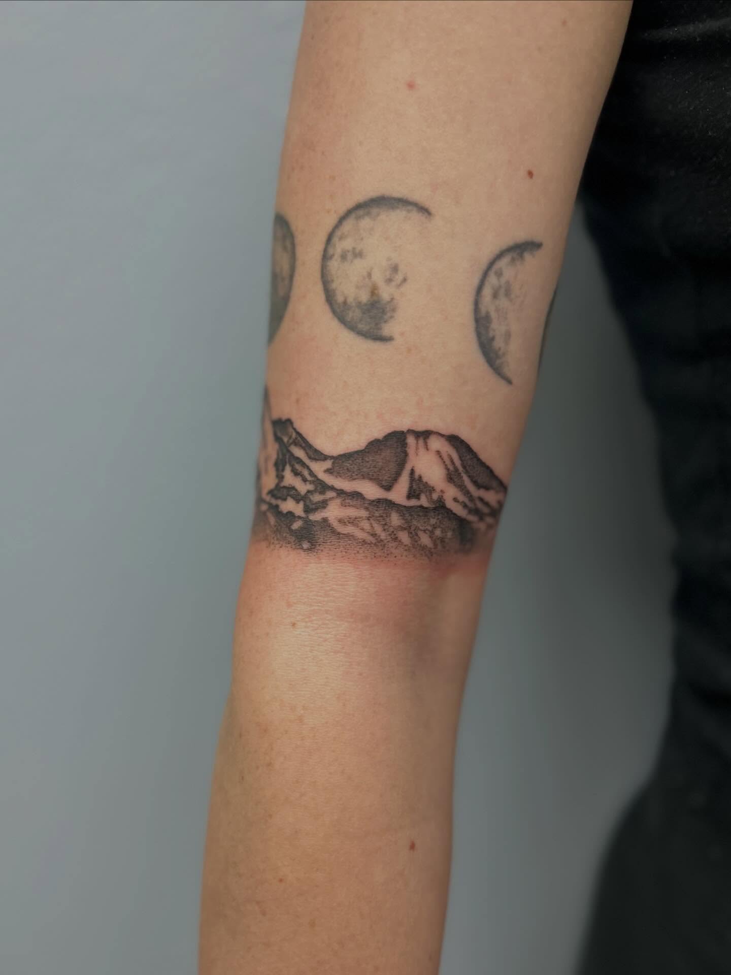 Tattoo by @chaotic__fern β black_and_grey